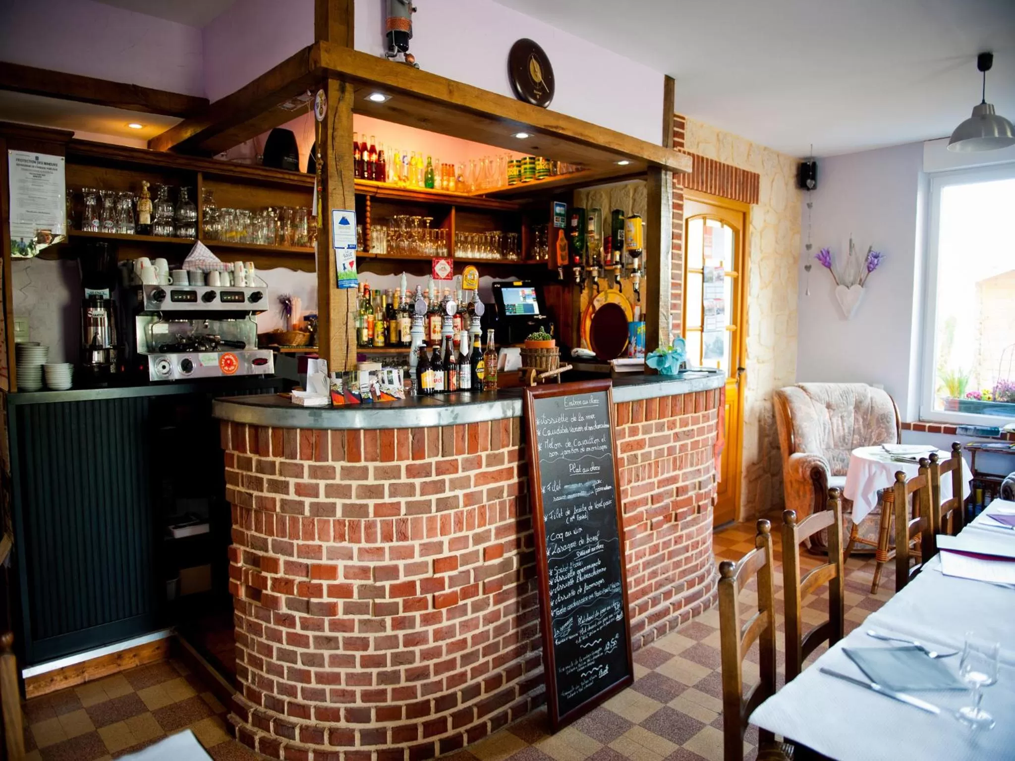 Lobby or reception in Logis Hotel Restaurant Le Relais Fleuri