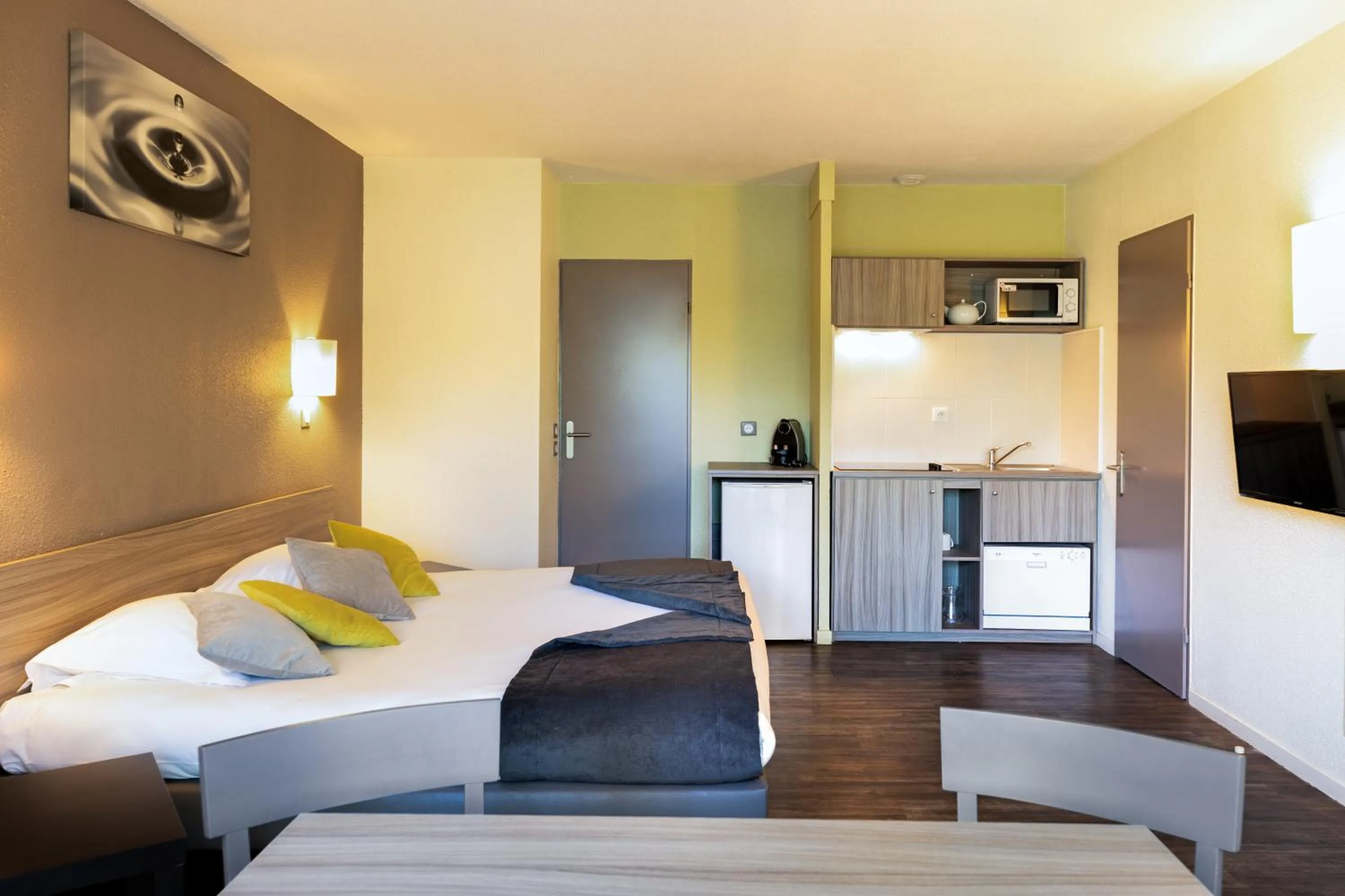 Photo of the whole room, Bed in SOWELL Family Les Amandiers