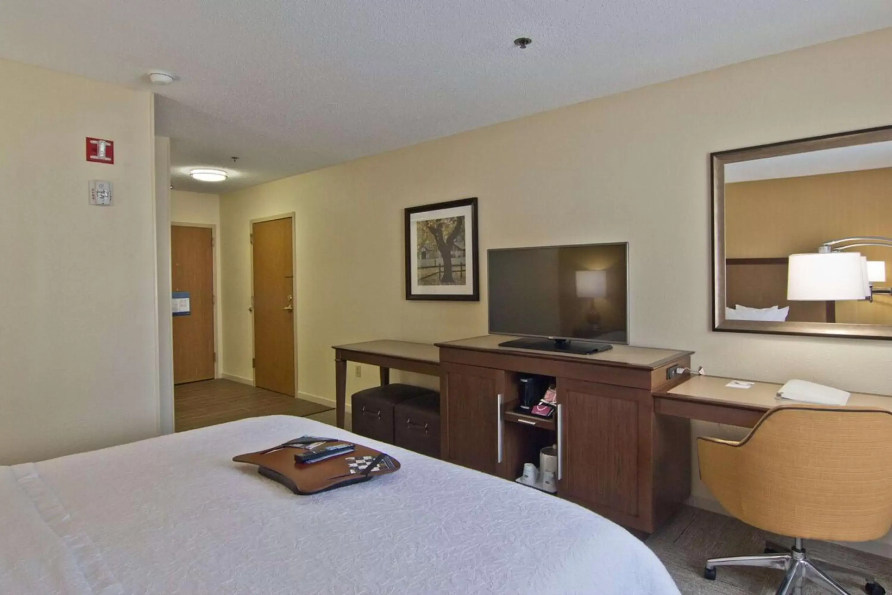 Bed, TV/Entertainment Center in Hampton Inn & Suites Chillicothe