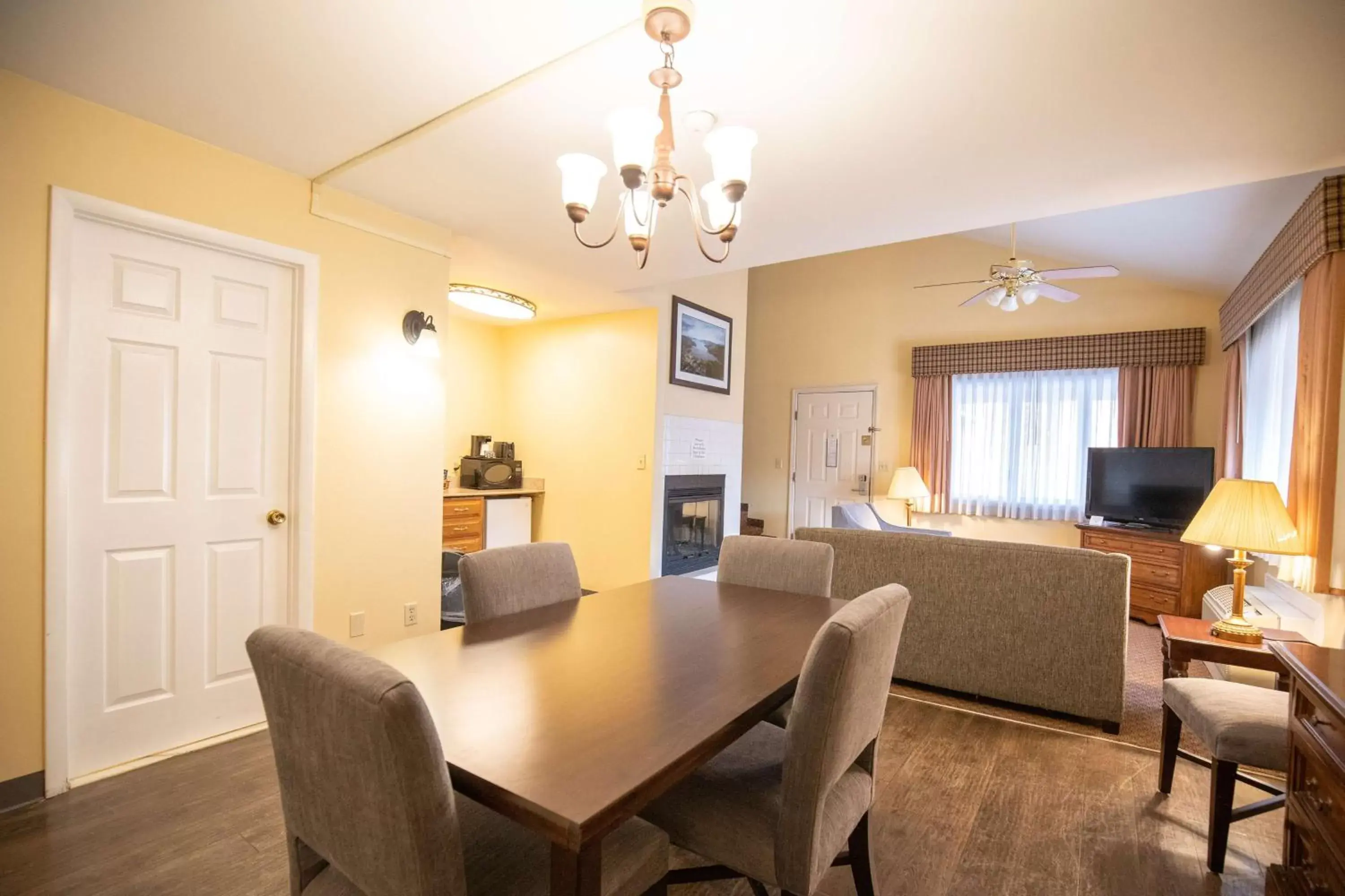 Bedroom, Dining Area in Best Western of Lake George