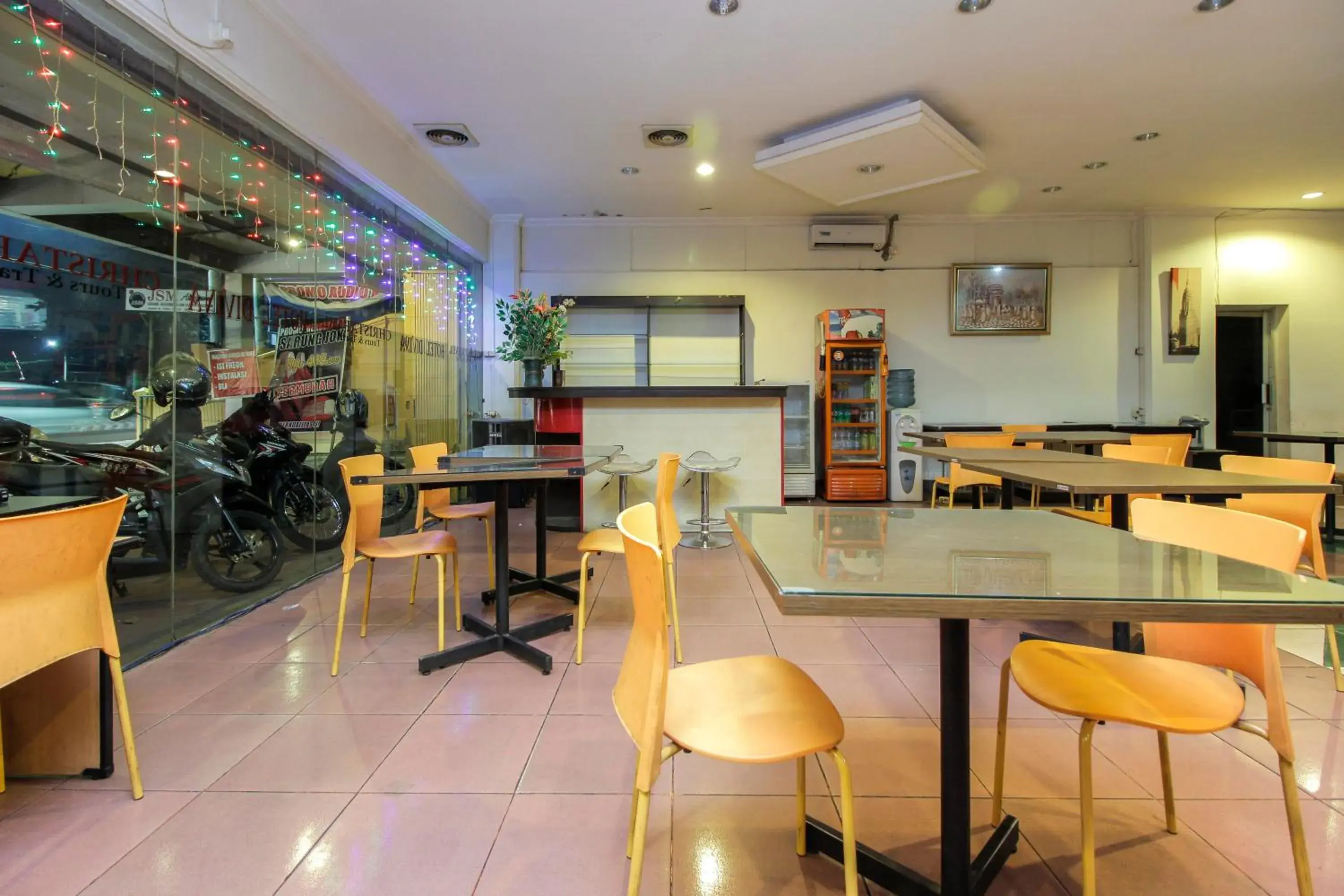 Area and facilities, Lounge/Bar in RedDoorz near Bethesda Manado