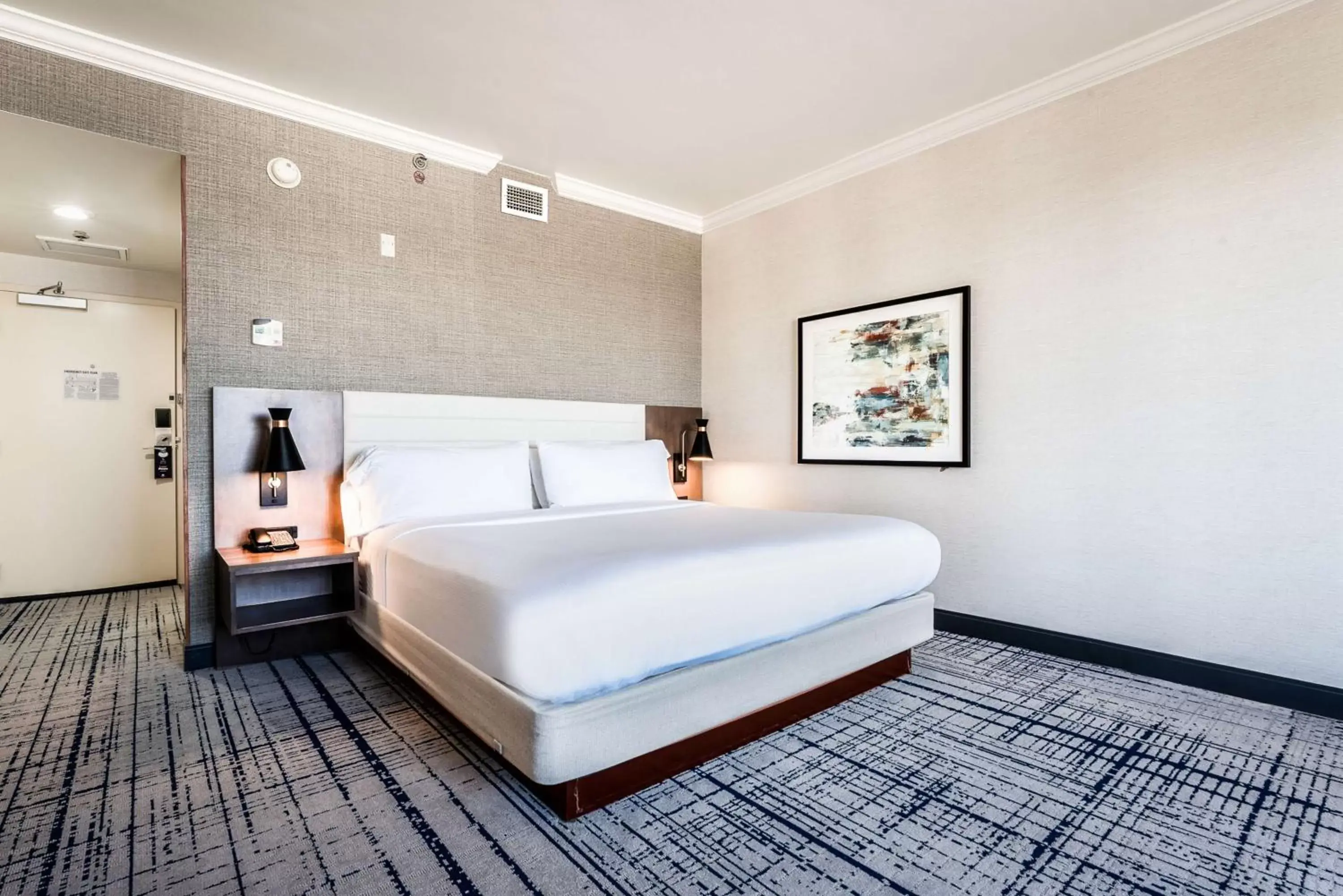 Bed in DoubleTree by Hilton South Charlotte Tyvola