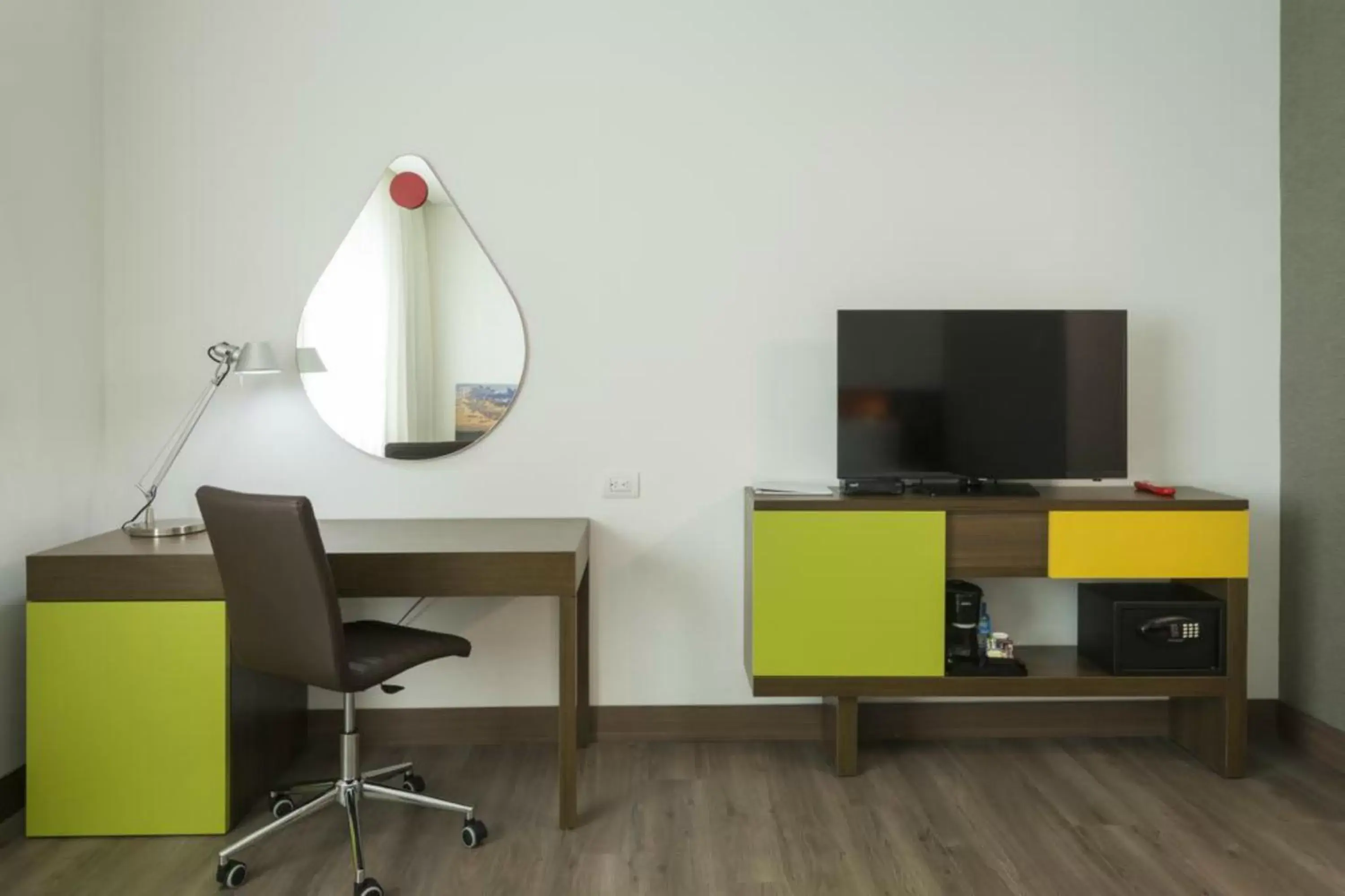 hair dresser, TV/Entertainment Center in Hampton by Hilton Medellin