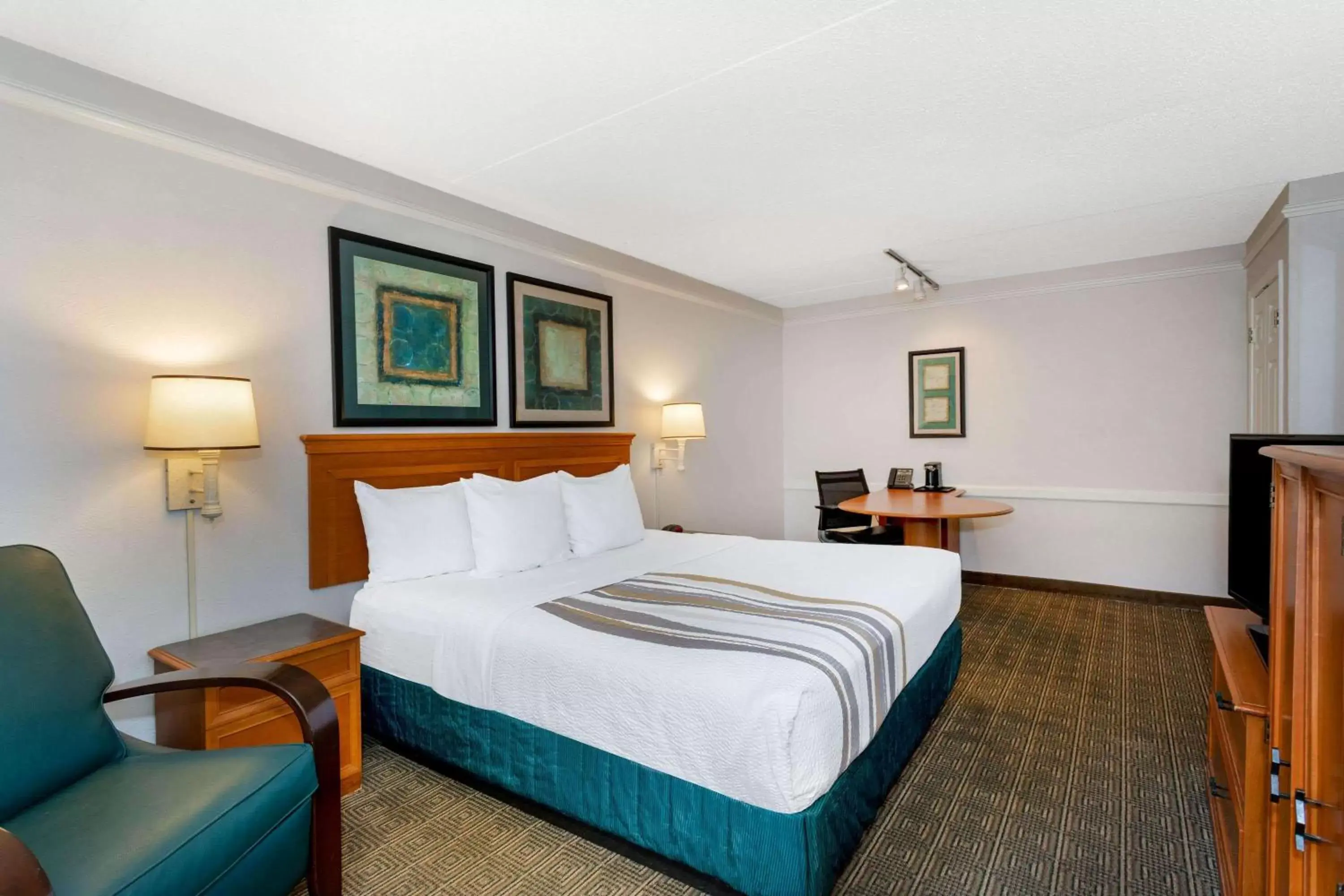 Photo of the whole room, Bed in La Quinta Inn by Wyndham Tallahassee North