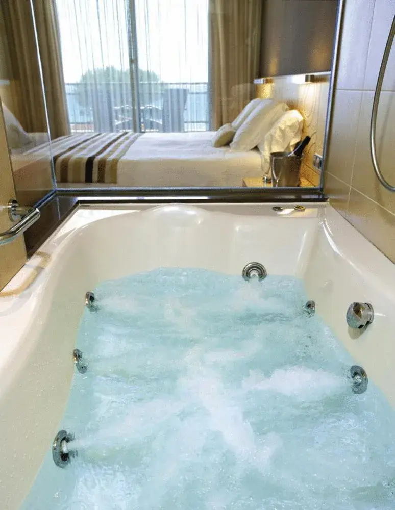 Hot Tub, Bathroom in Hotel Restaurant Sant Pol