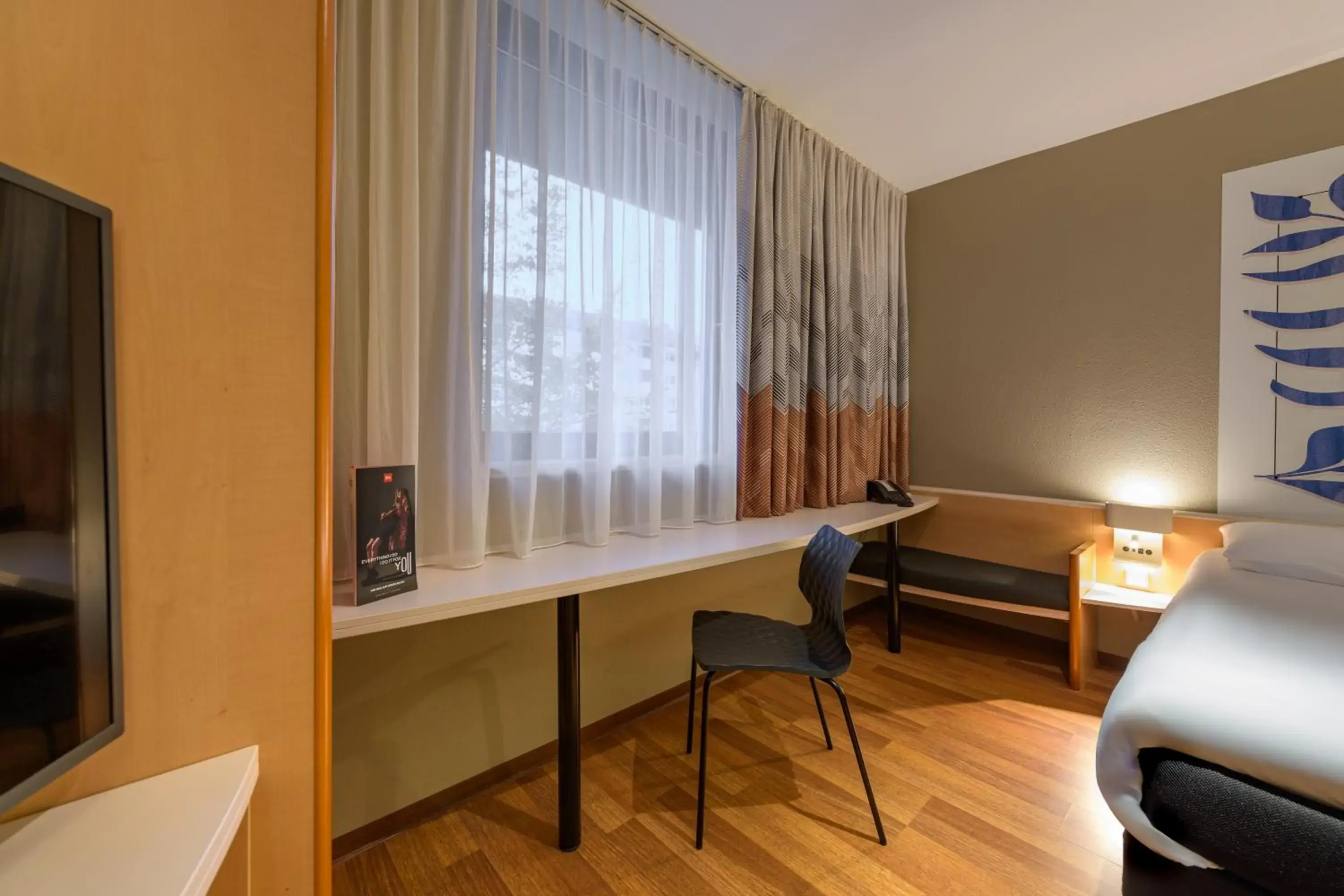 Photo of the whole room, TV/Entertainment Center in ibis Heilbronn City