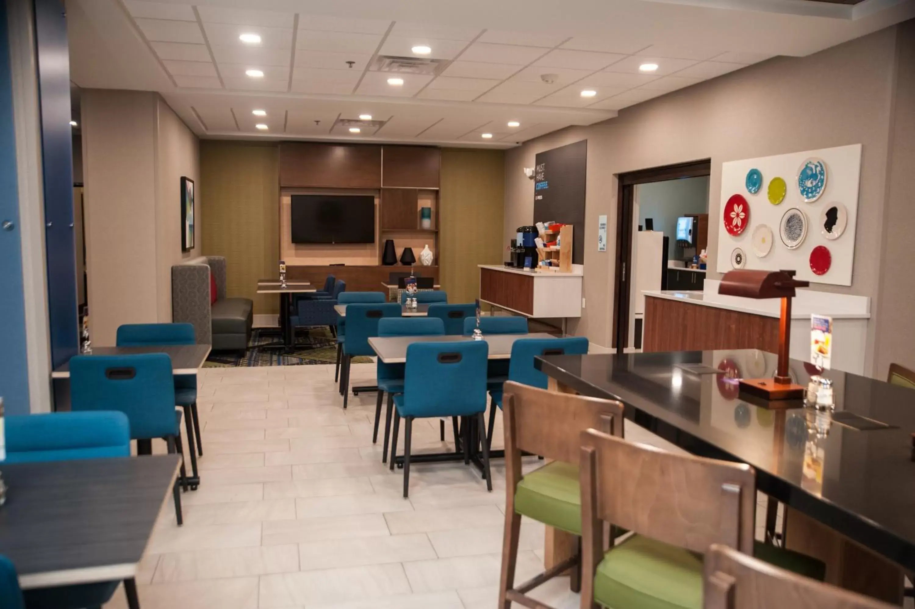 Restaurant/Places to Eat in Holiday Inn Express Hotel & Suites Norfolk, an IHG Hotel