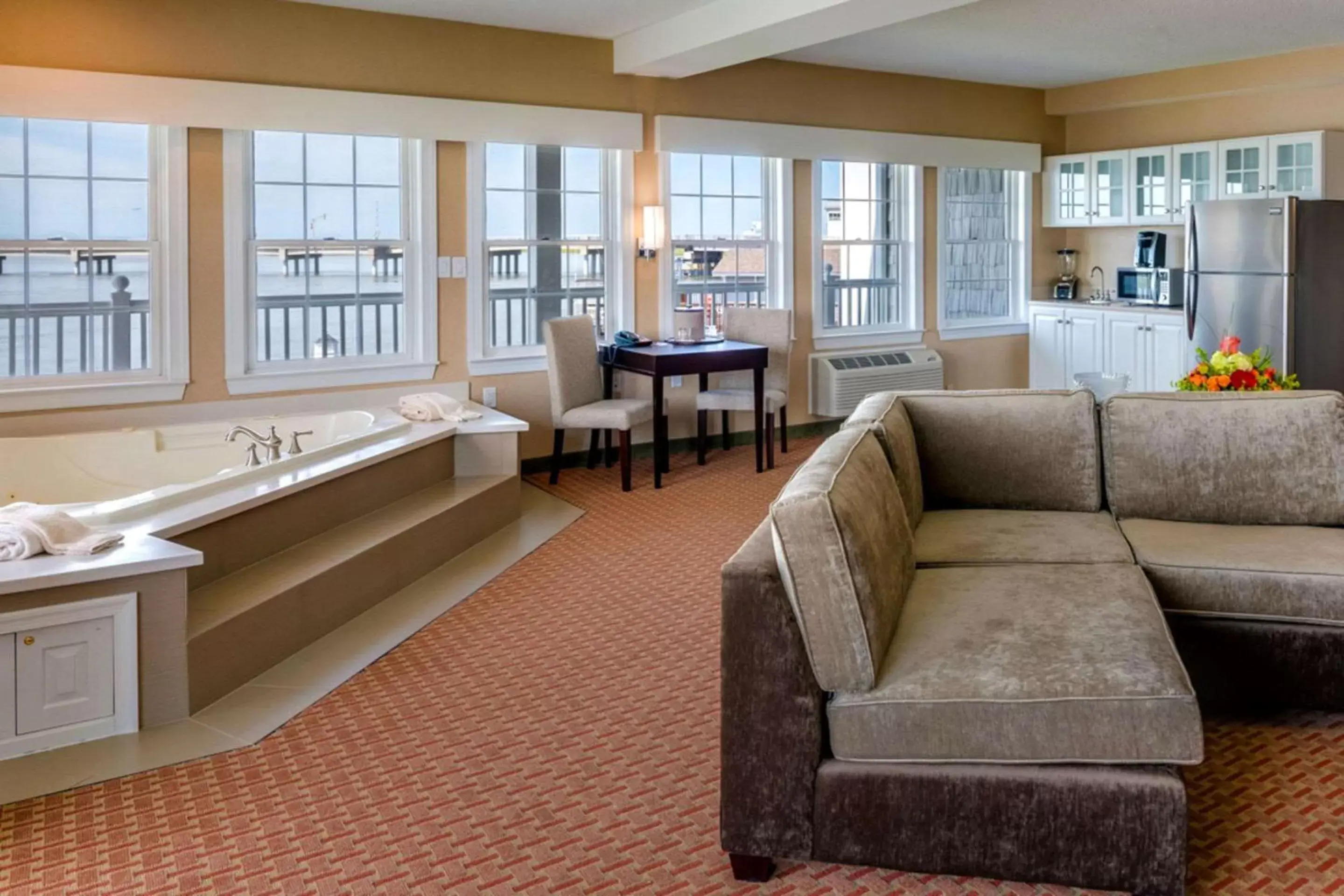 Living room in Comfort Suites Chincoteague Island Bayfront Resort