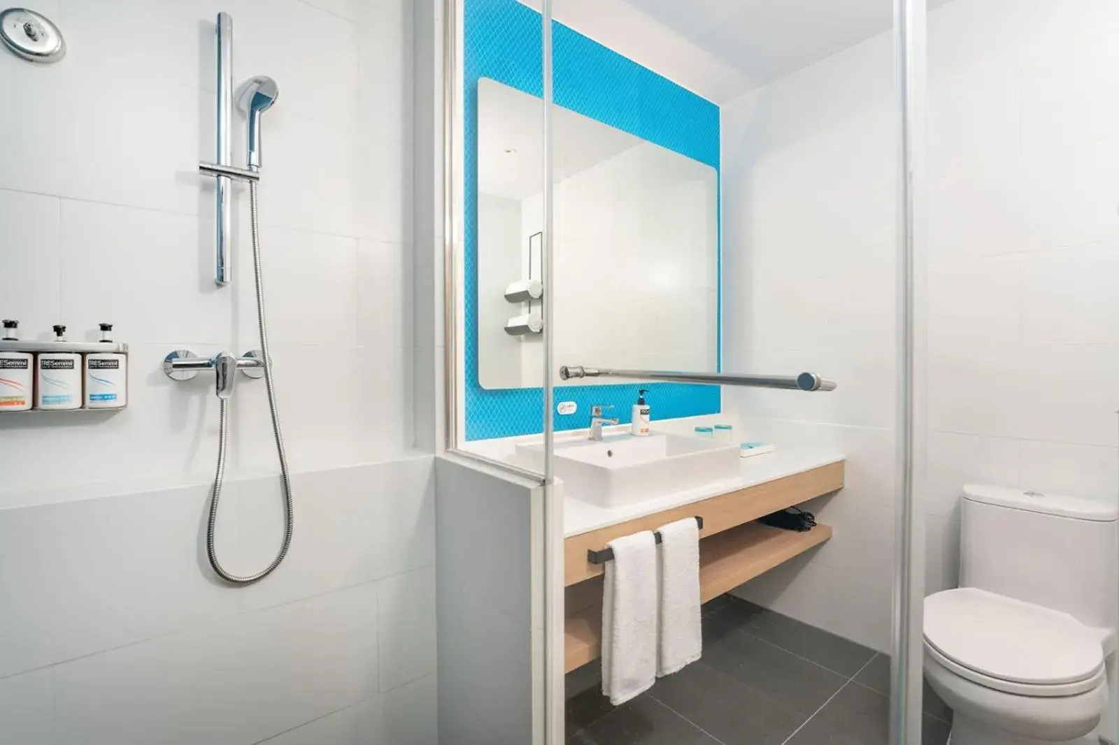 Toilet, Bathroom in Holiday Inn Express Shunde Daliang, an IHG Hotel