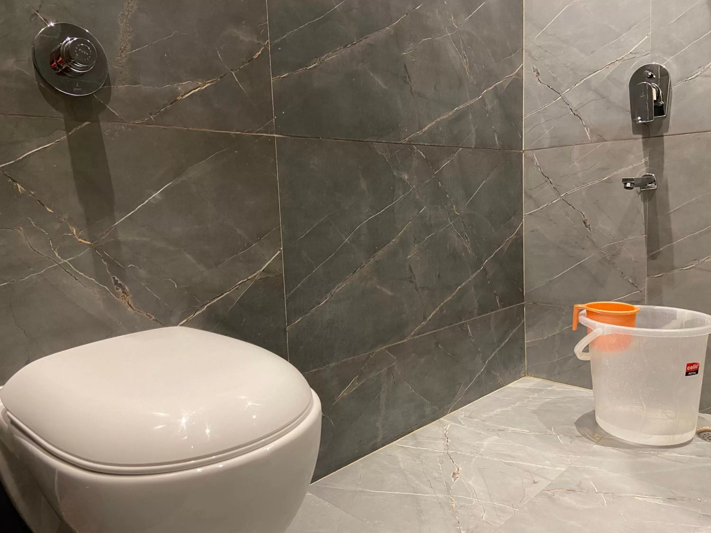 Bathroom in Hotel Exotic - 5 min walk from Golden Temple