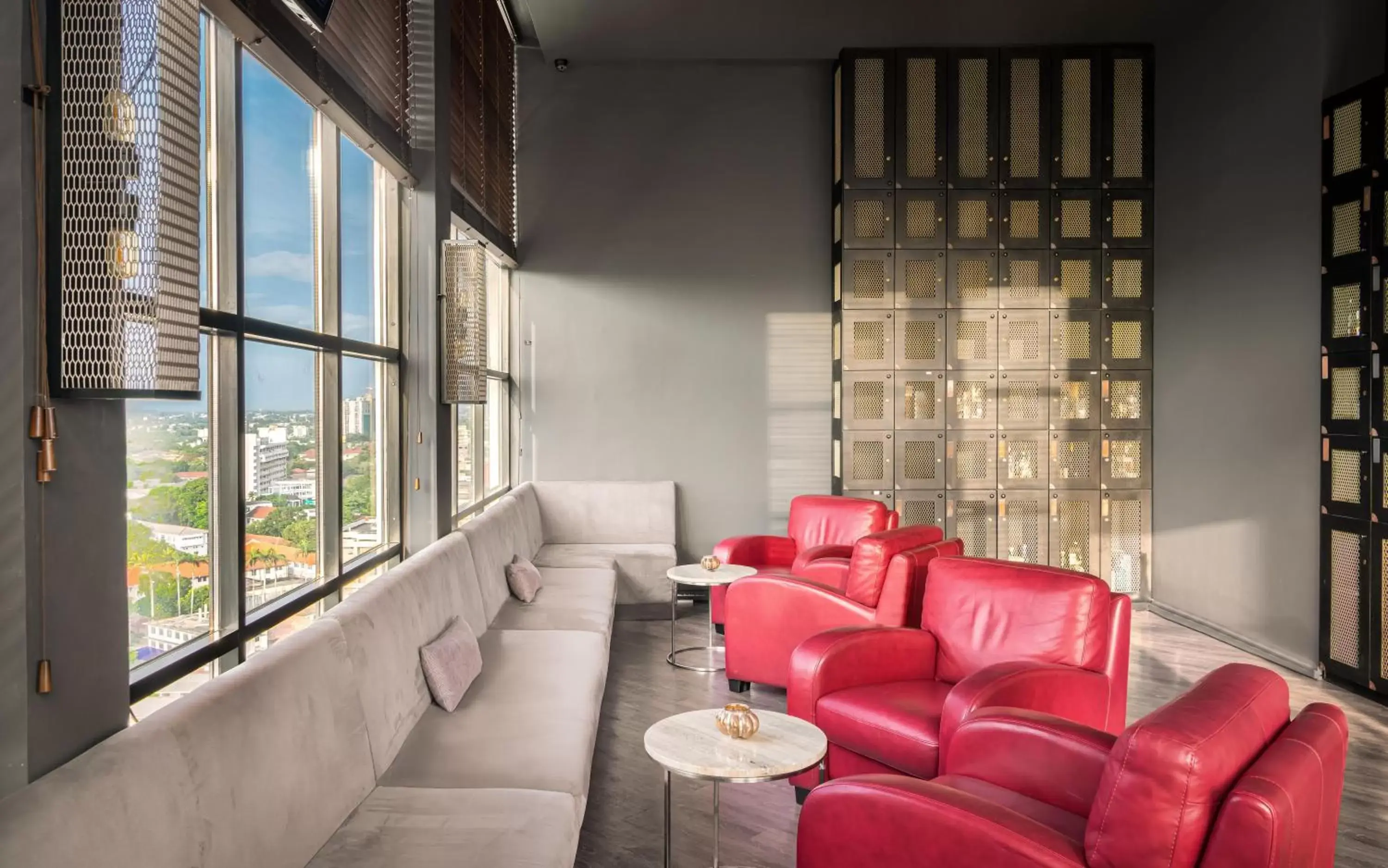 Lounge or bar in Jetwing Colombo Seven Lounge or bar in Jetwing Colombo Seven