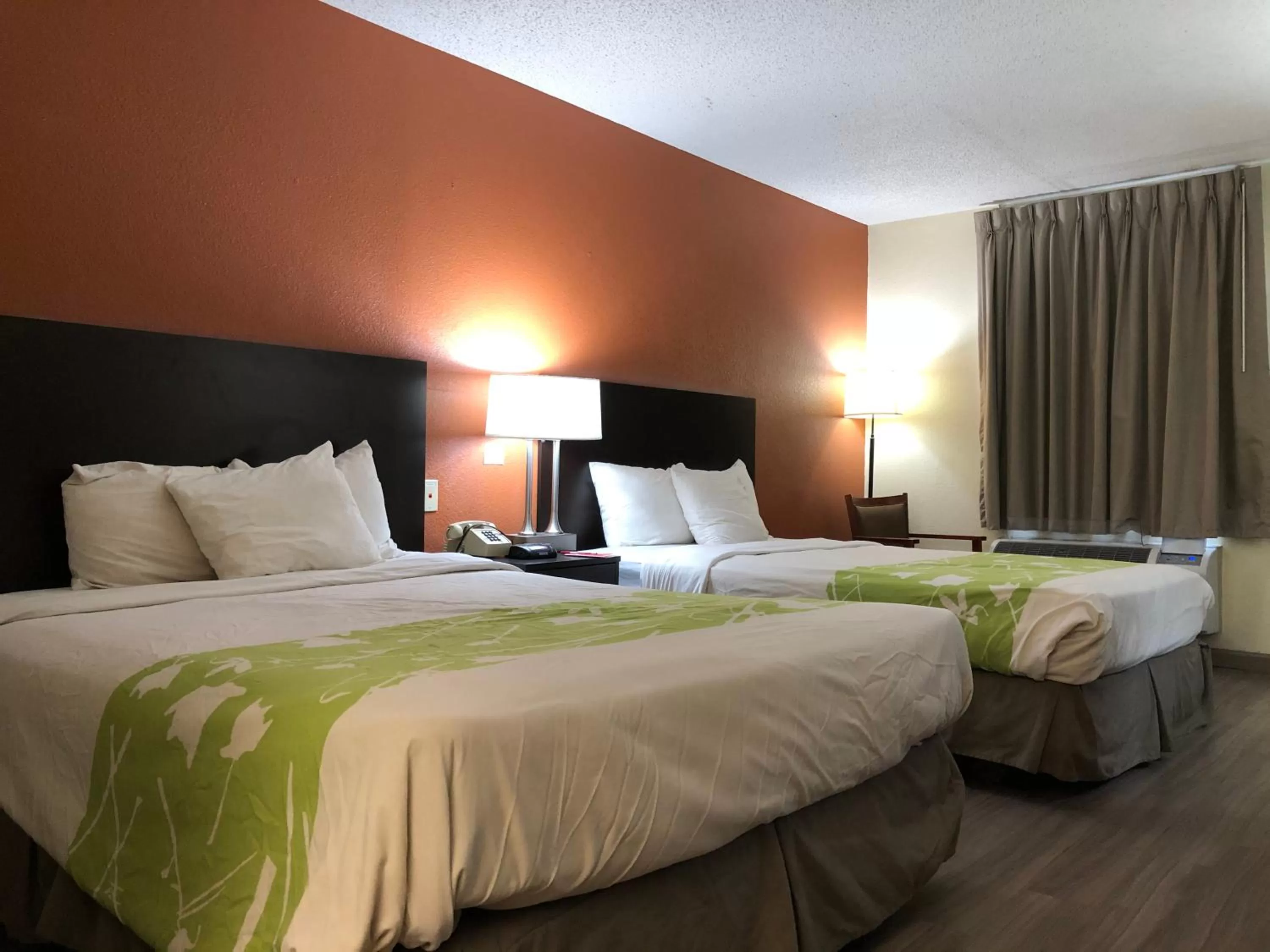 Bed in Econo Lodge Dothan West