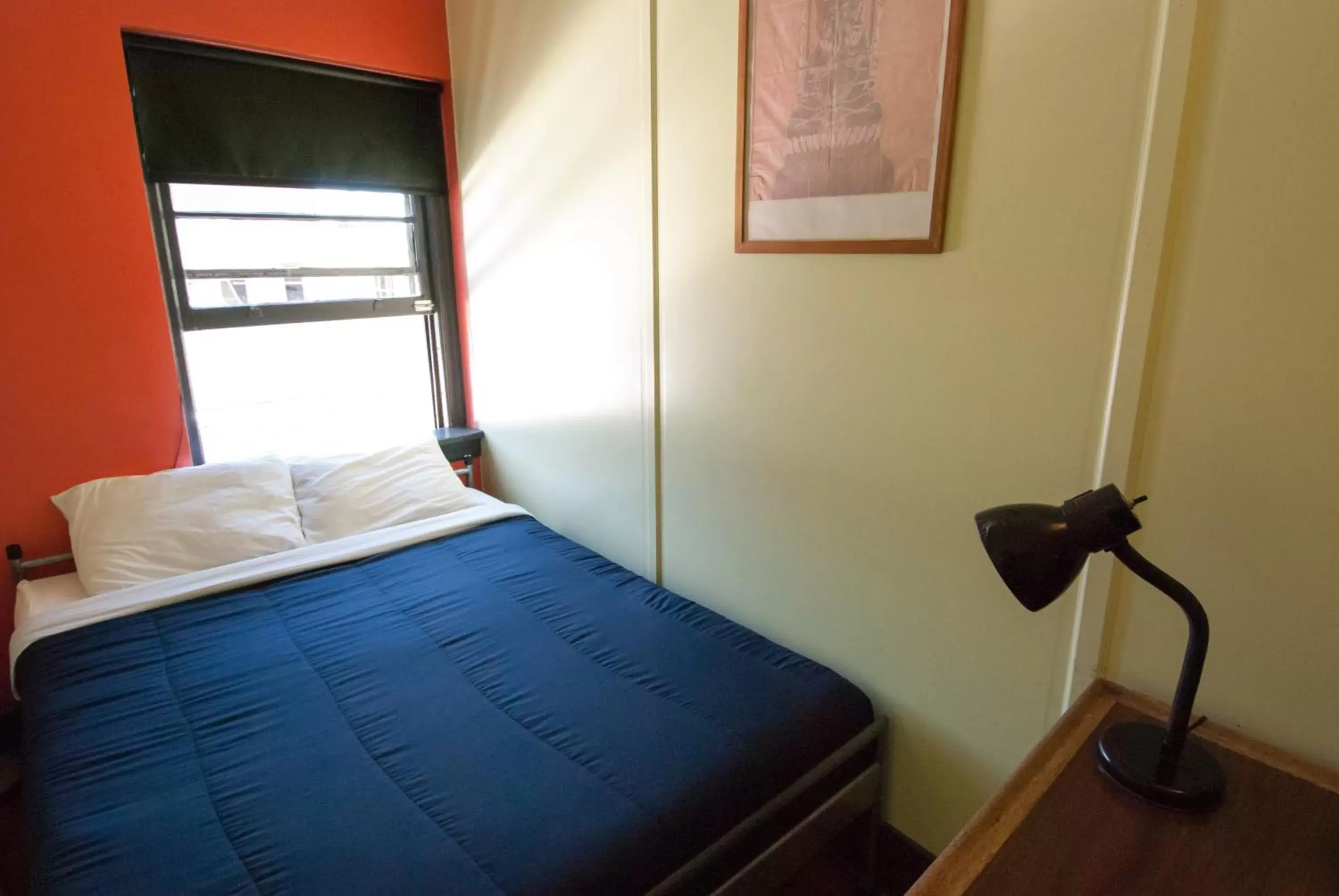 Small Double Room with Shared Bathroom - single occupancy in Ocean Island Inn | Backpackers | Suites