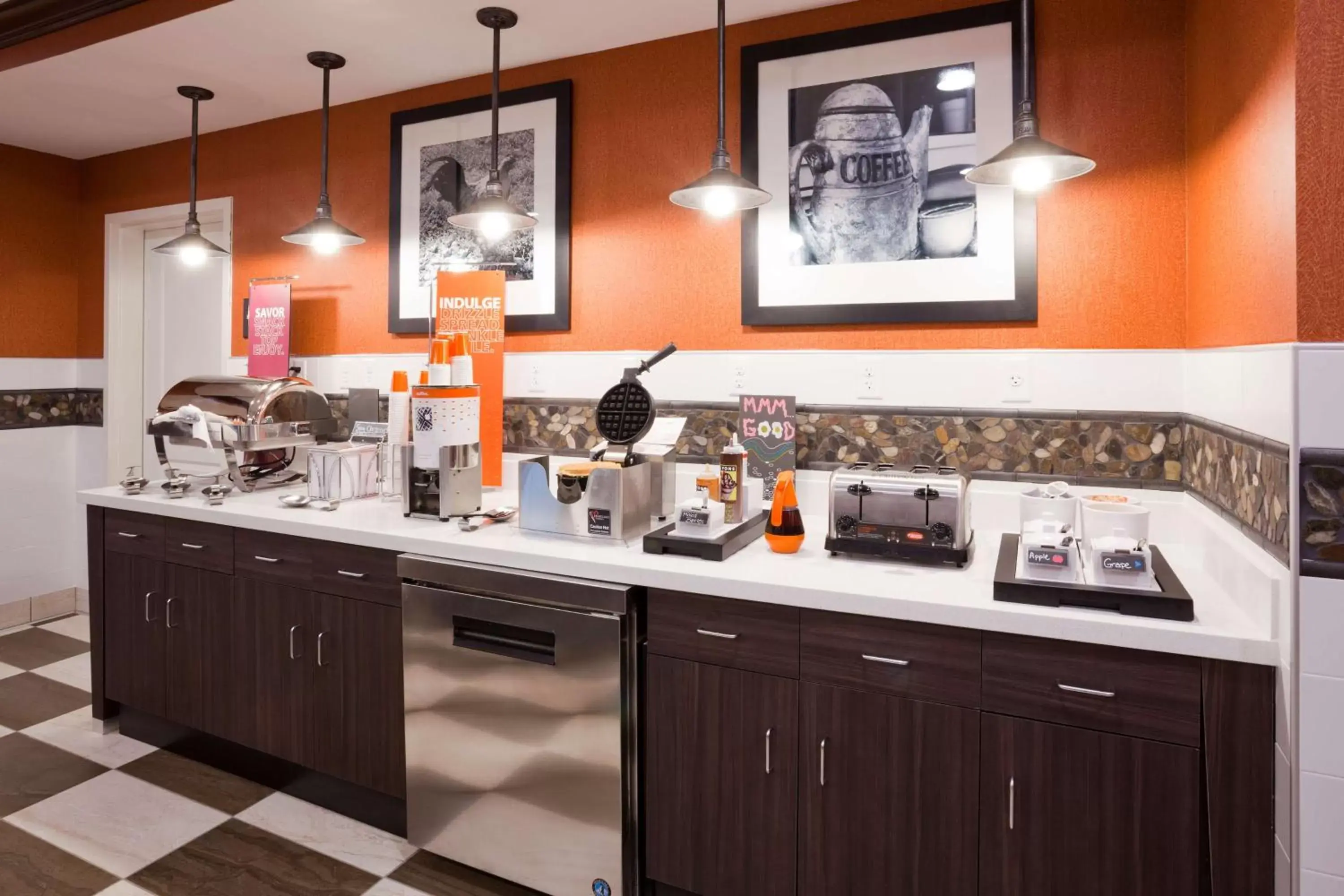 Breakfast, Kitchen/Kitchenette in Hampton Inn Minneapolis Bloomington West