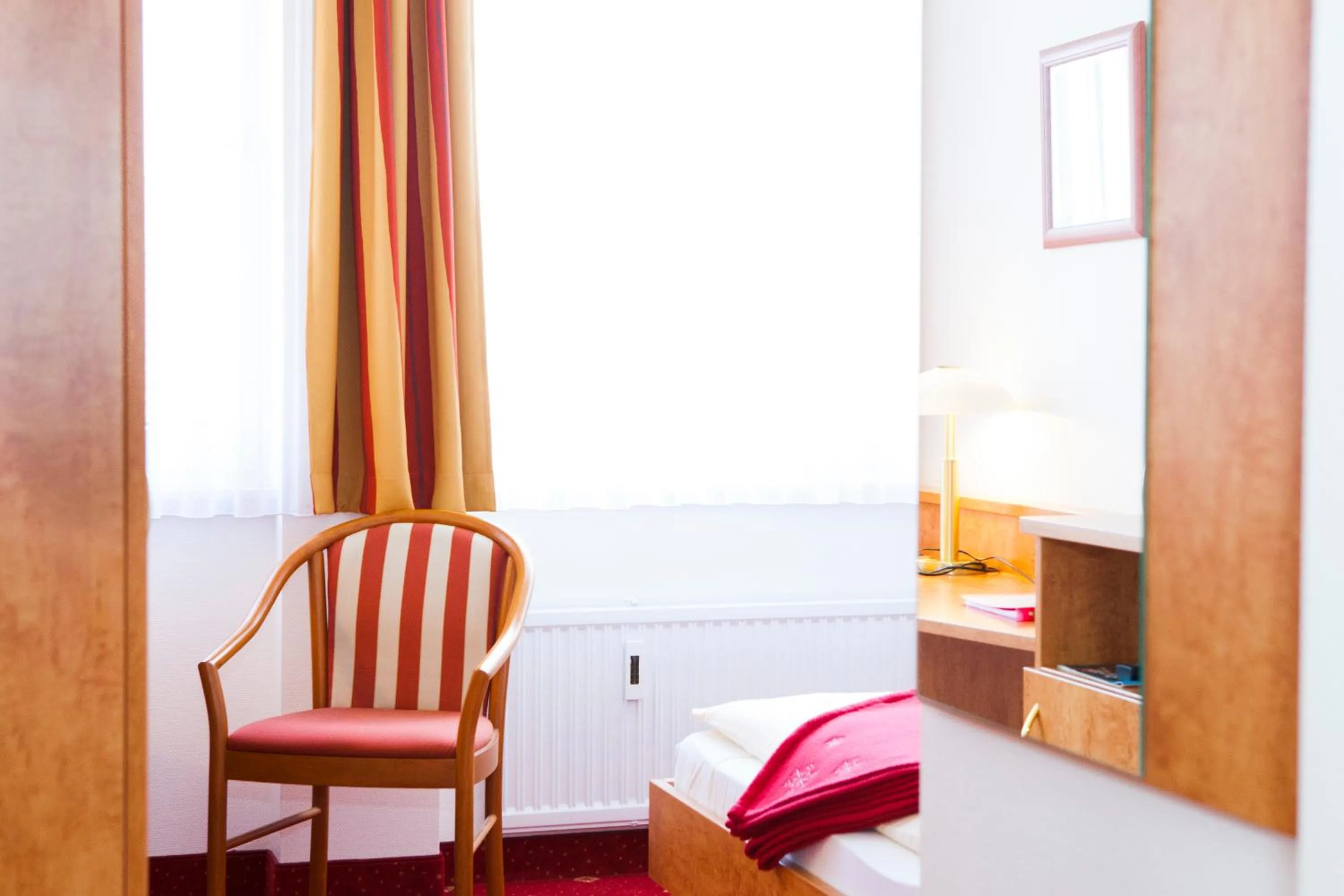 Seating area, Bed in Hotel Am Düsseldorfer Platz