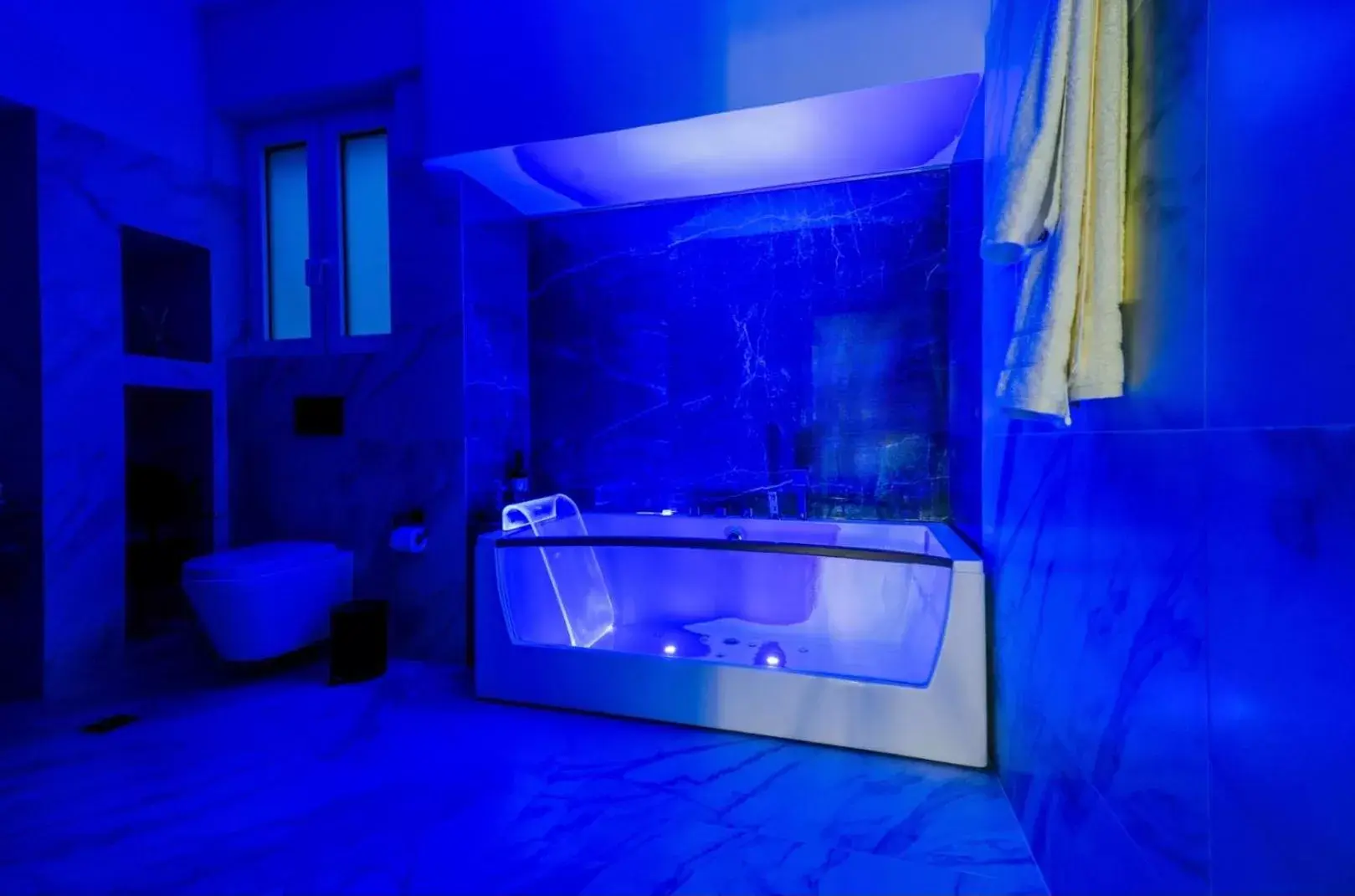 Hot Tub, Bathroom in CASA DIVINUS SUITES