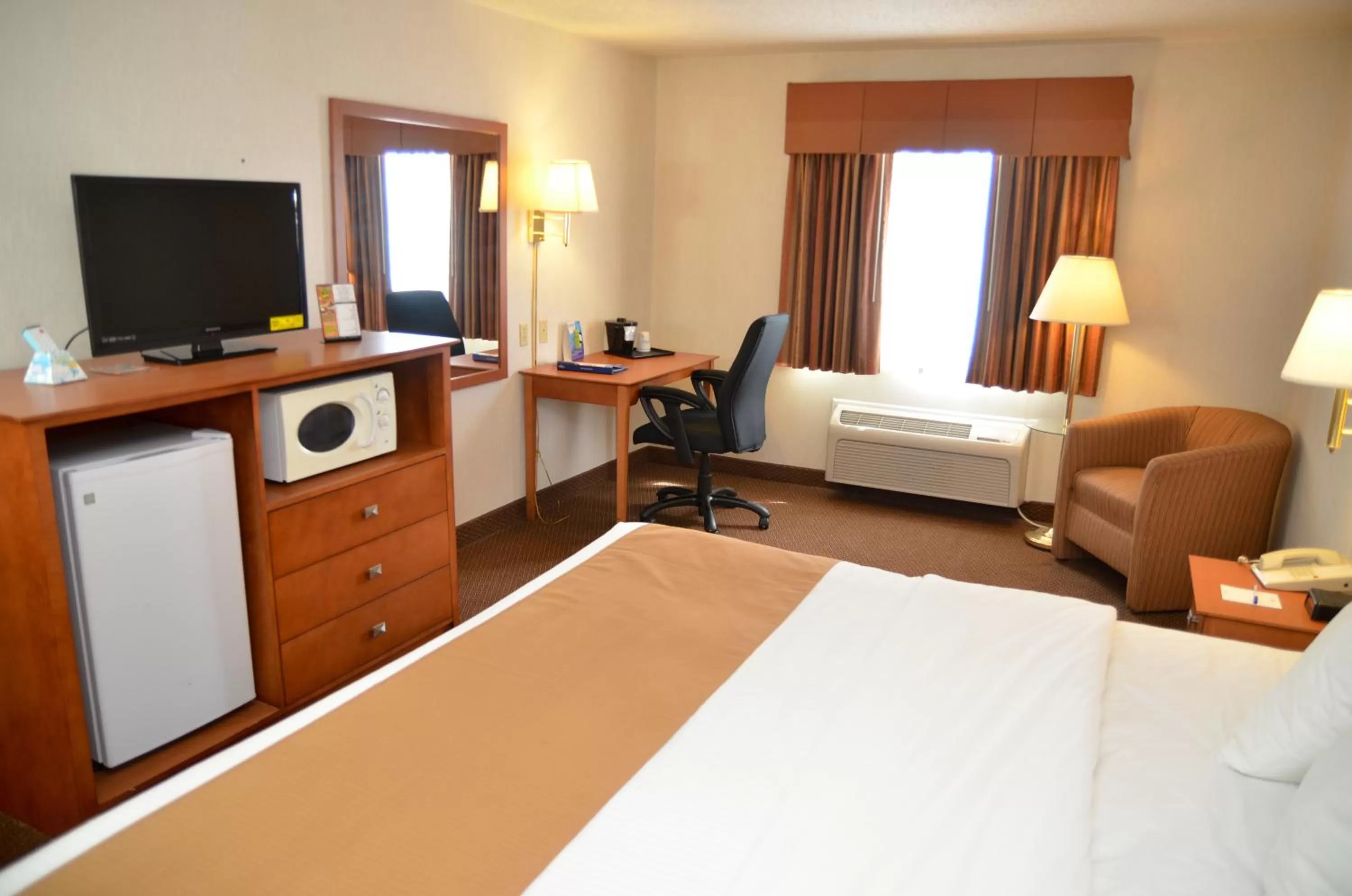 Bathroom, Bed in Baymont by Wyndham Port Huron