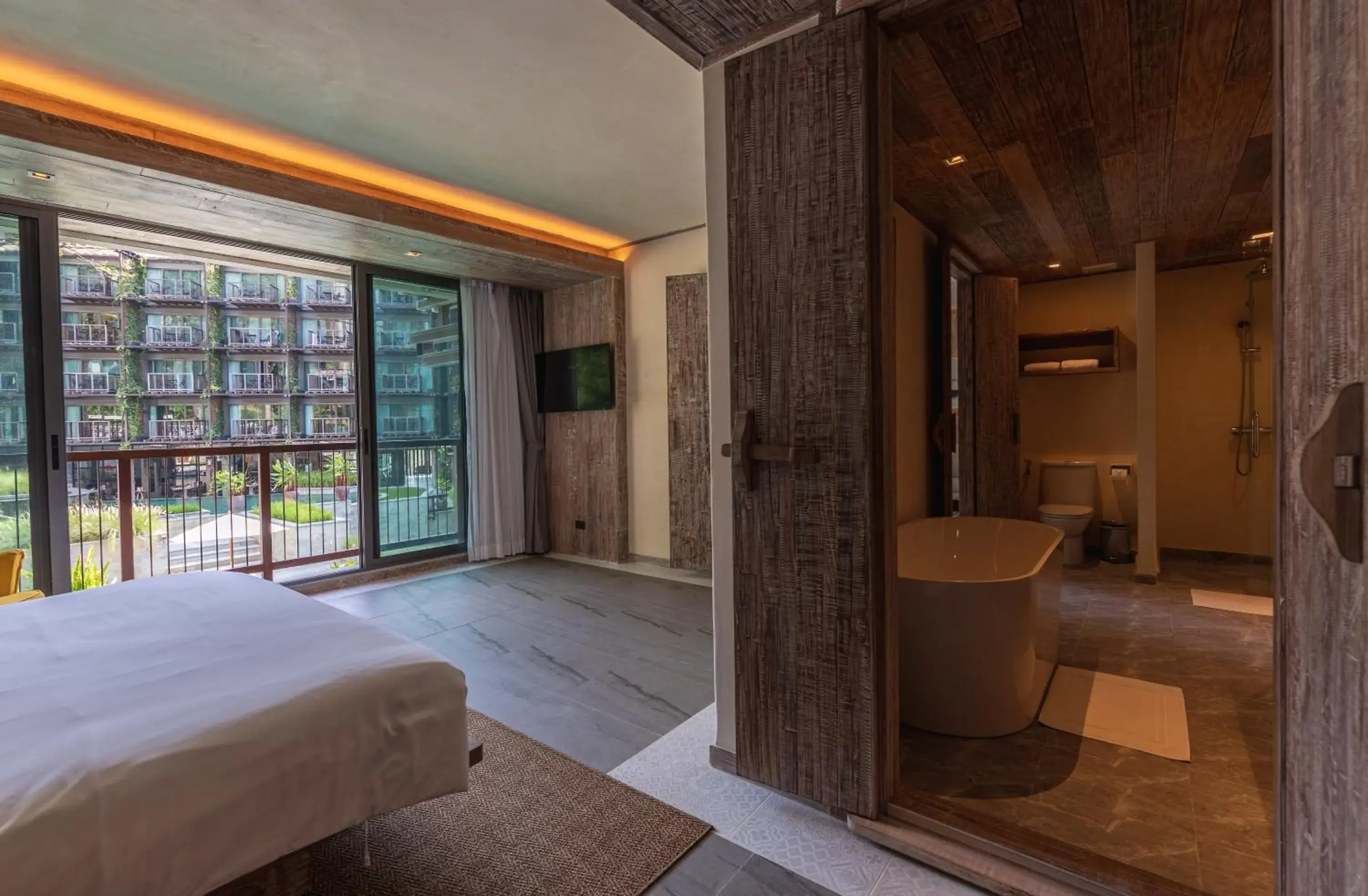 Bedroom, Bed in Dinso Resort & Villas Phuket an IHG Hotel