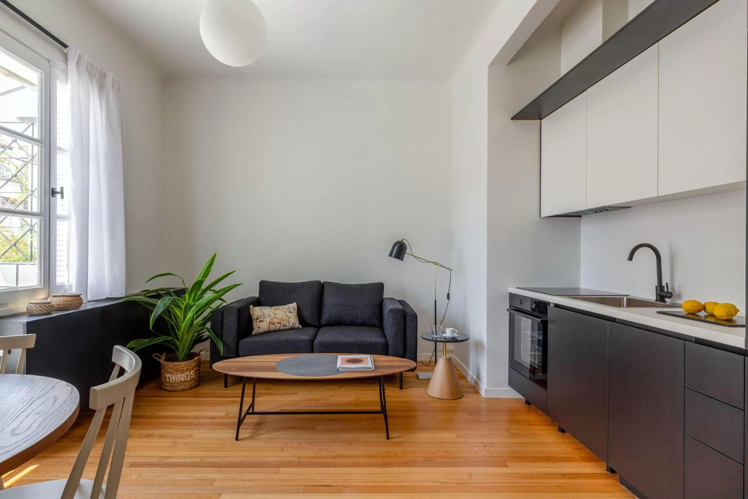 Living room, Kitchen/Kitchenette in ZOIA The Met by UPSTREET