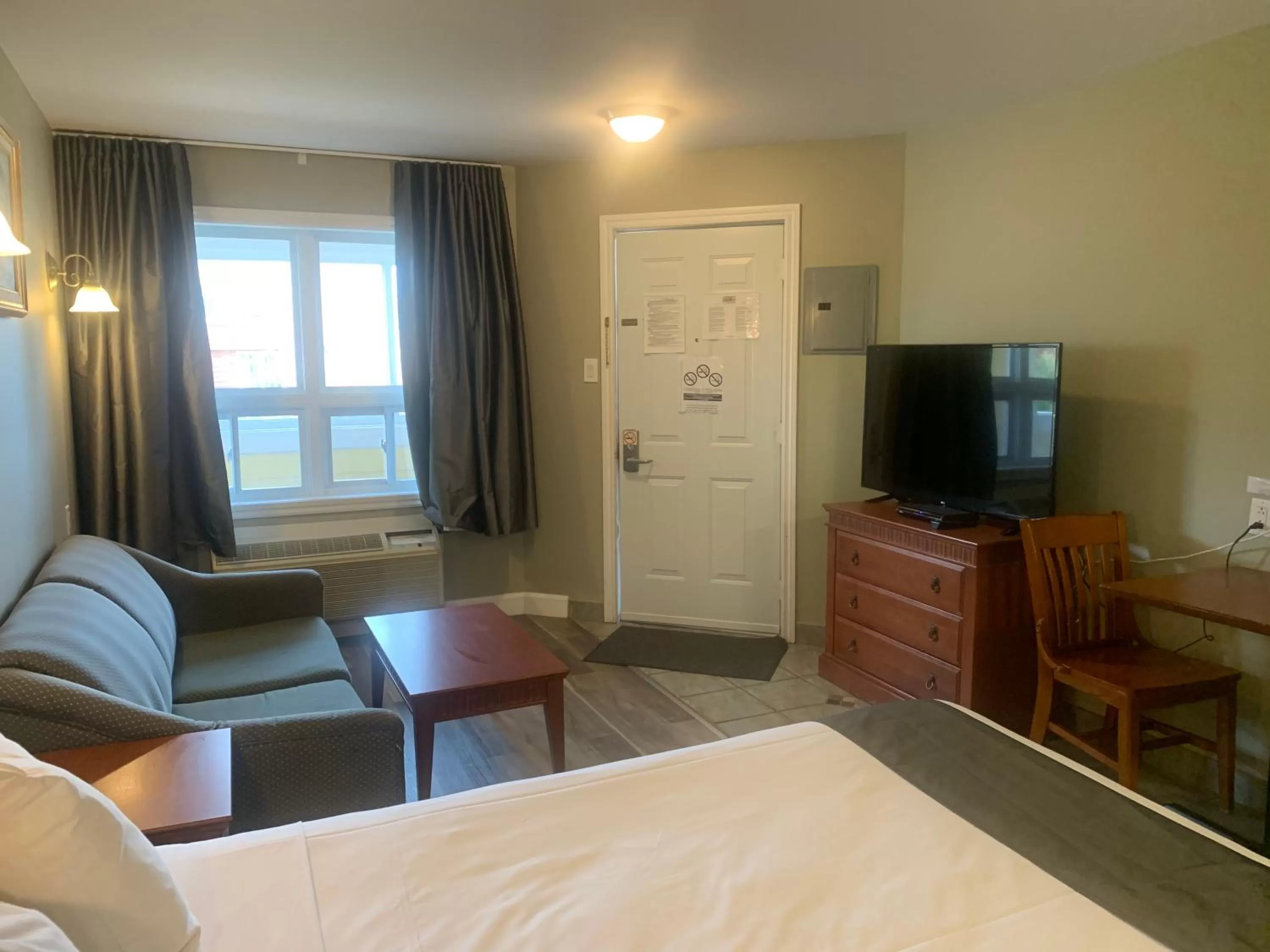 TV and multimedia, Bed in Hotel and Suites Les Laurentides