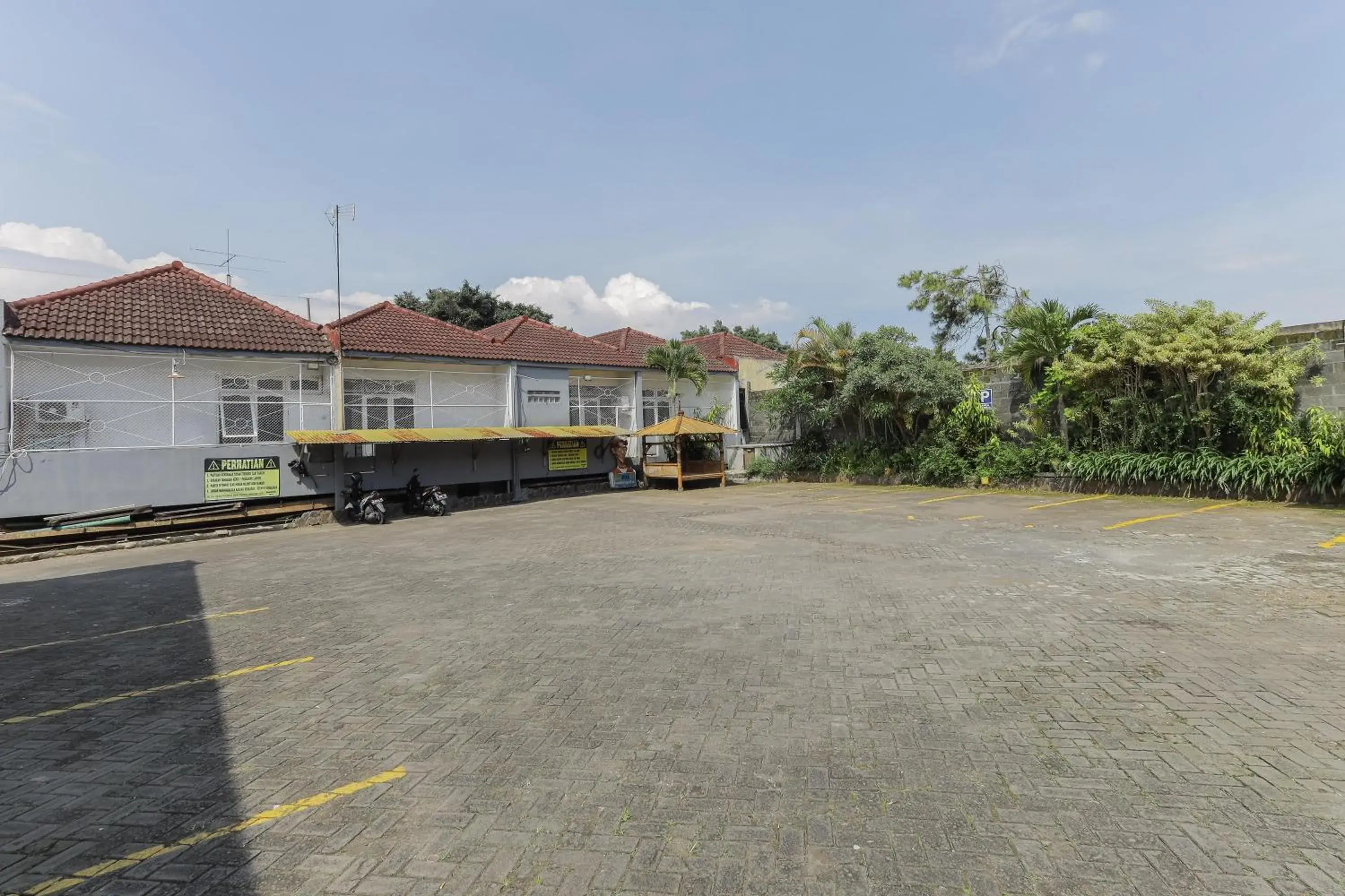 Parking, Property Building in OYO 564 Bunga Matahari Guest House And Hotel