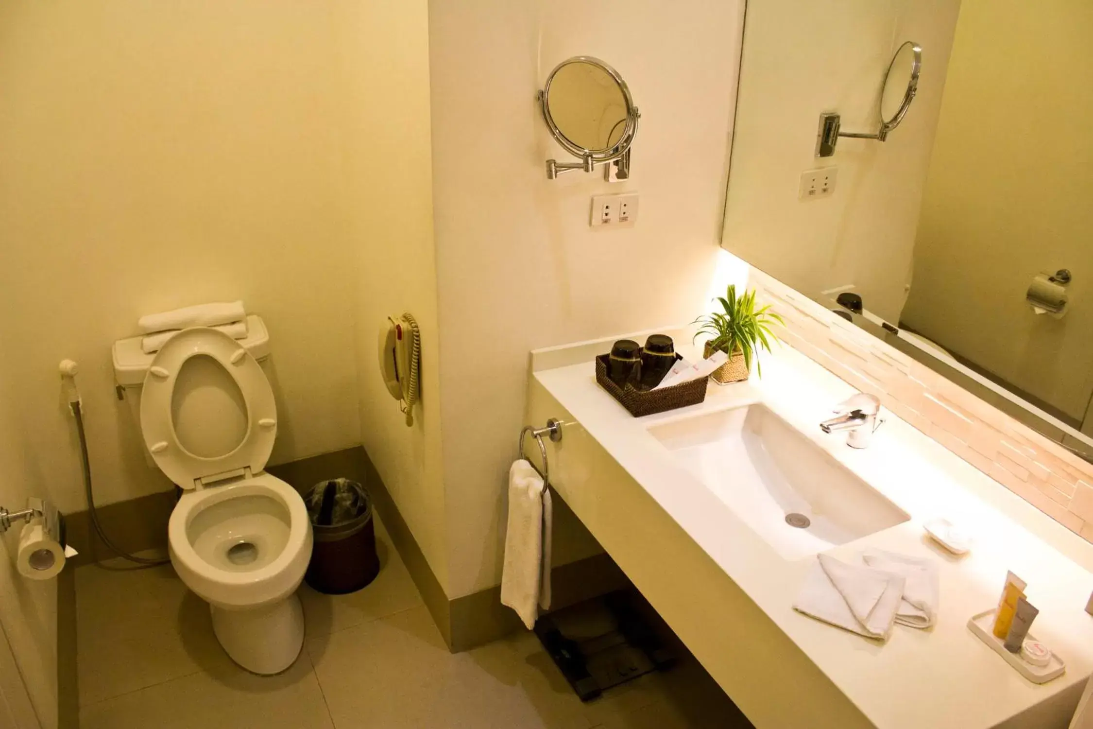 Bathroom in Harolds Evotel Cebu