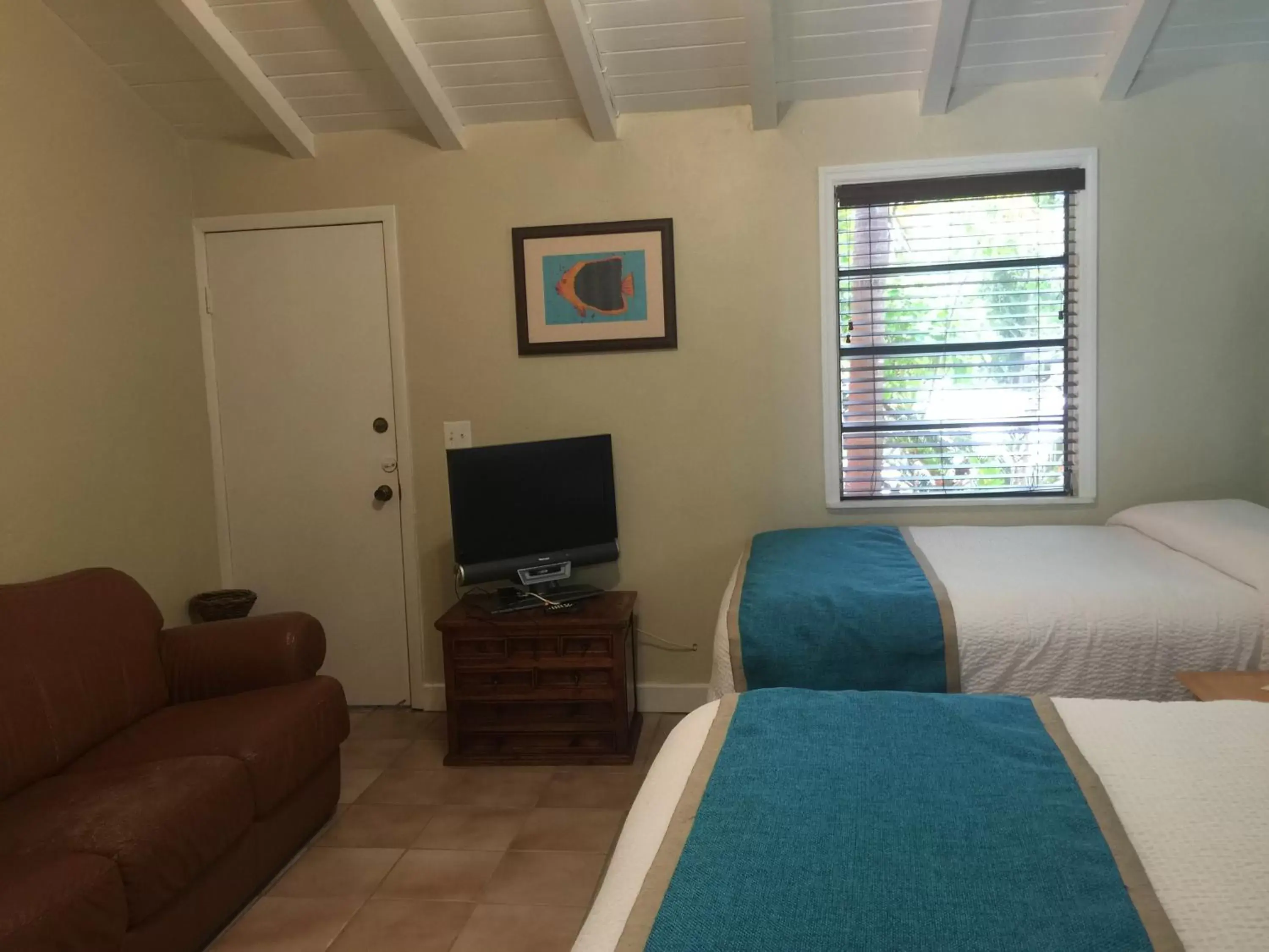 Bed, TV/Entertainment Center in The Pelican Key Largo Cottages