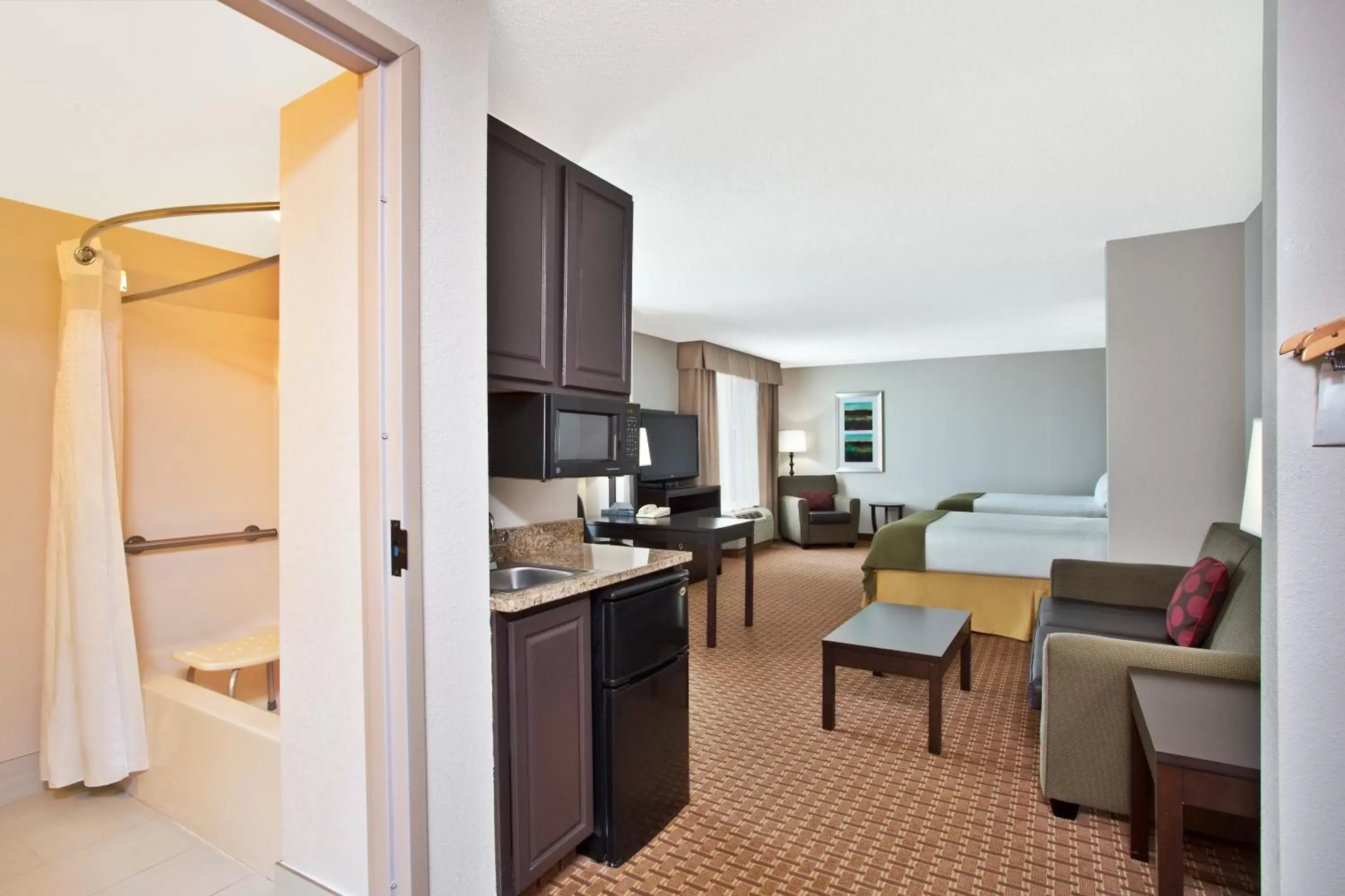 Photo of the whole room, Kitchen/Kitchenette in Holiday Inn Express Hotel and Suites Harrington - Dover Area, an IHG Hotel