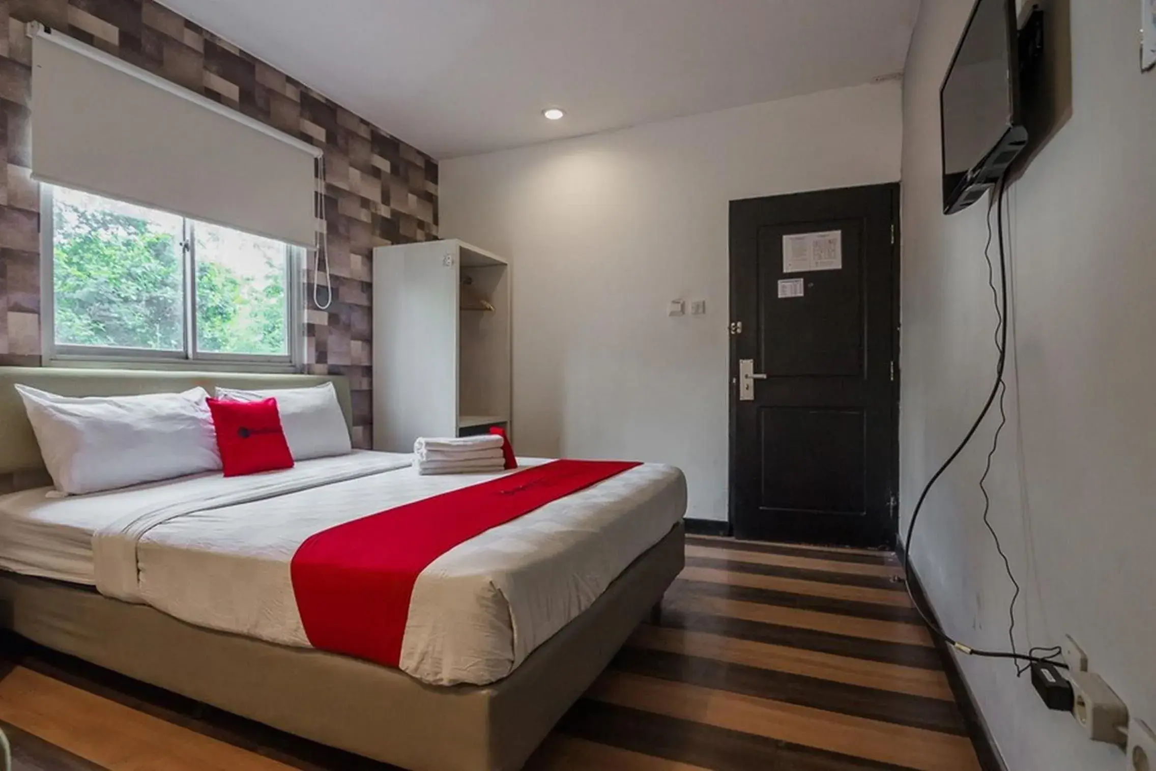 Bedroom, Bed in RedDoorz Plus near Mangga Besar Station 2