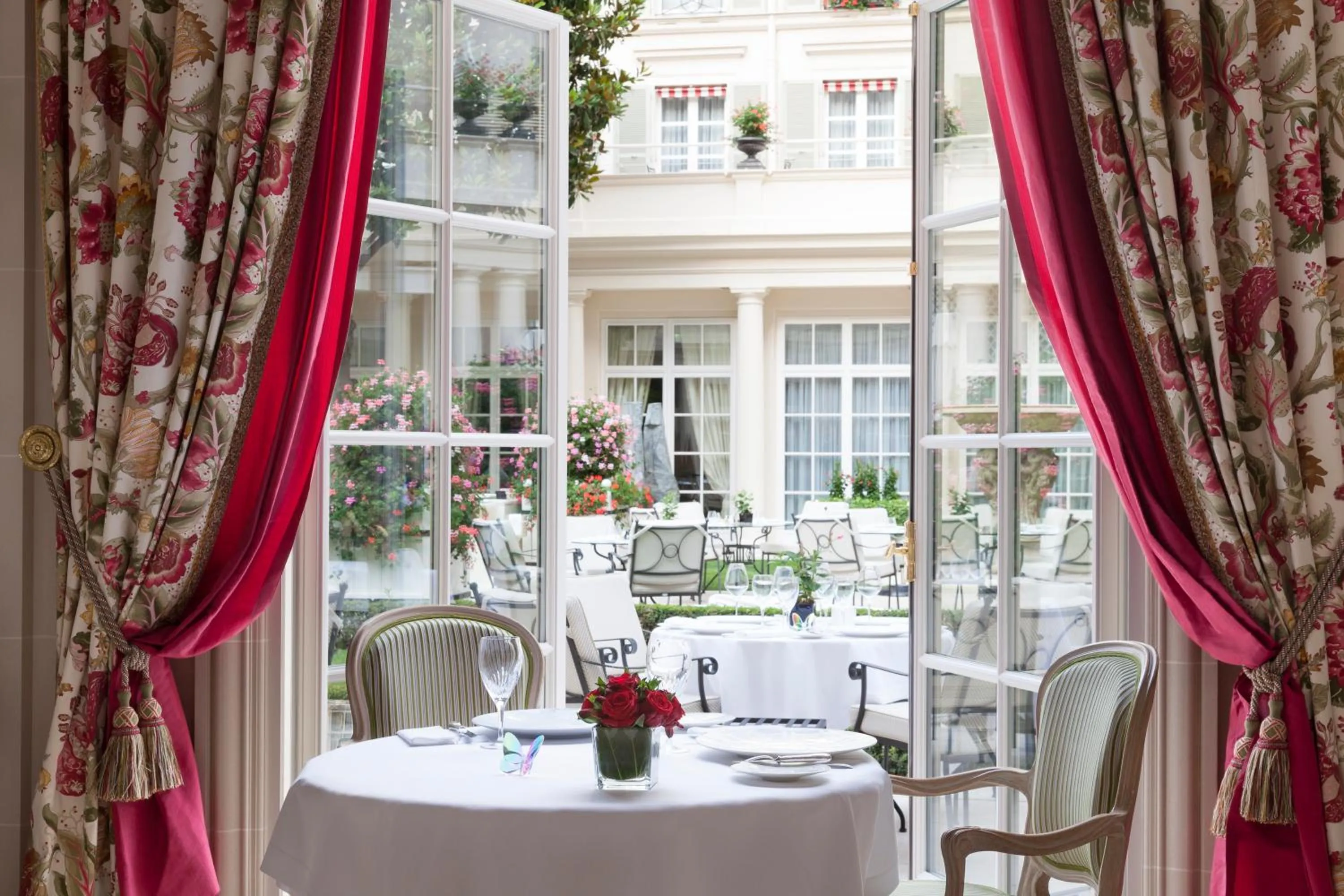 Restaurant/places to eat in Le Bristol Paris, Oetker Hotels