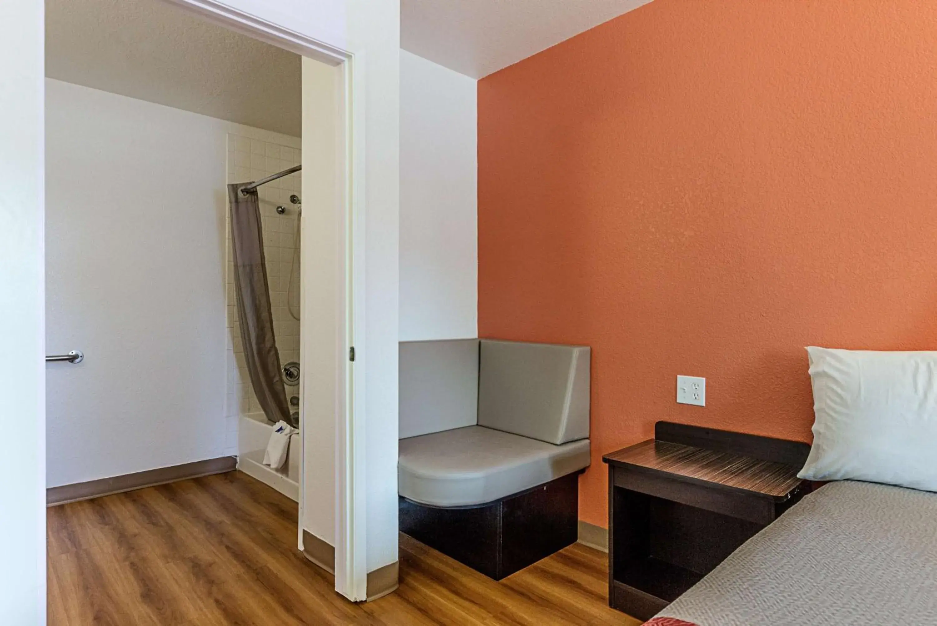 Deluxe King Room - single occupancy - Non-Smoking in Motel 6-Fresno, CA Deluxe King Room - single occupancy - Non-Smoking in Motel 6-Fresno, CA