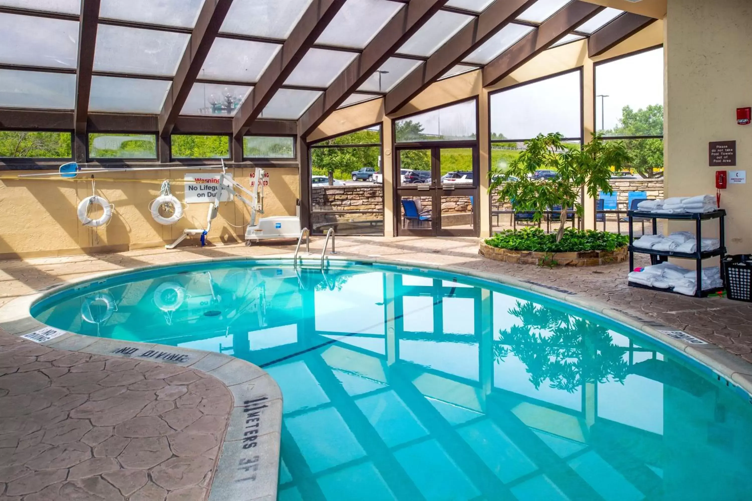 Swimming Pool in Sheraton Westport Plaza