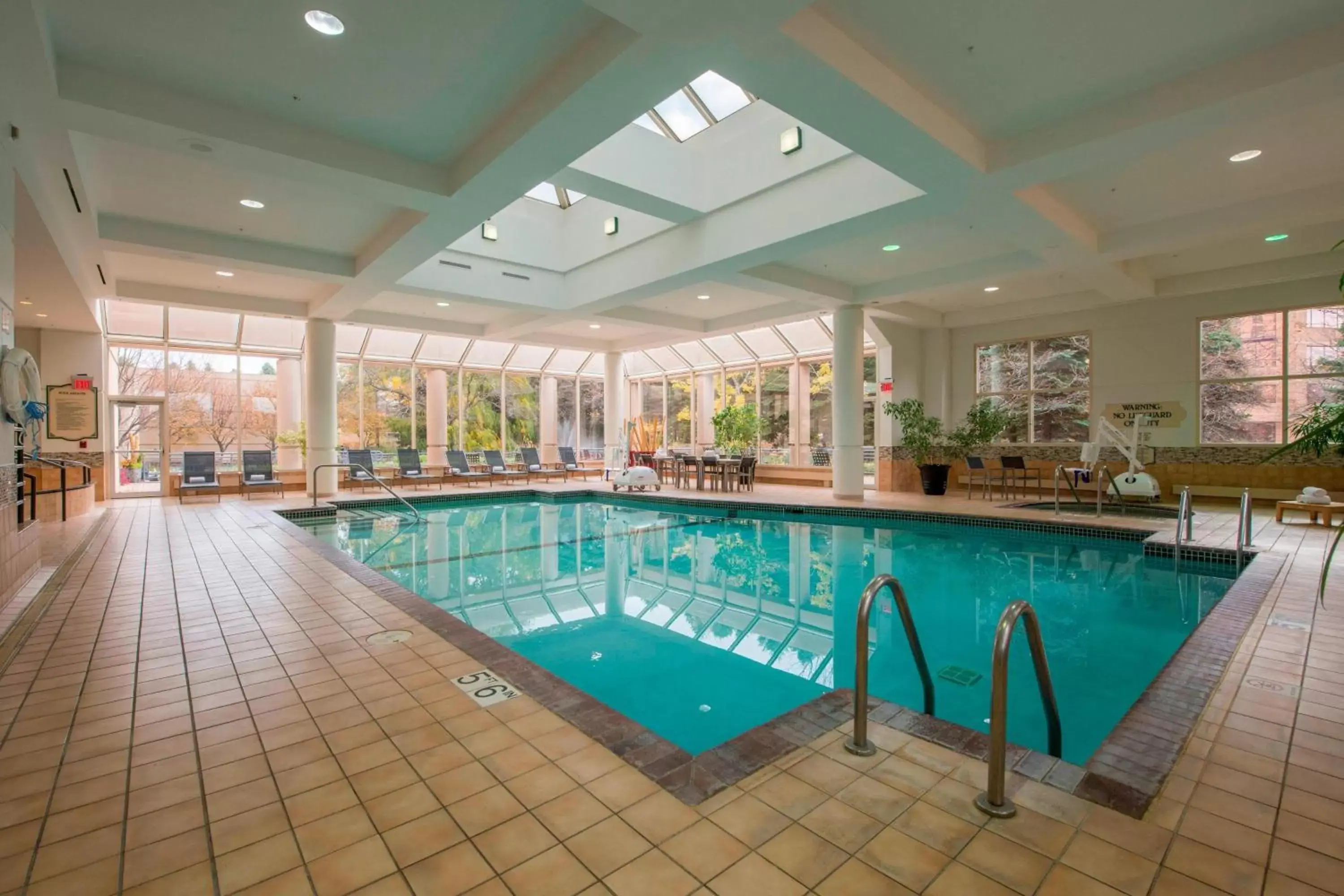 Swimming Pool in Minneapolis Marriott Southwest