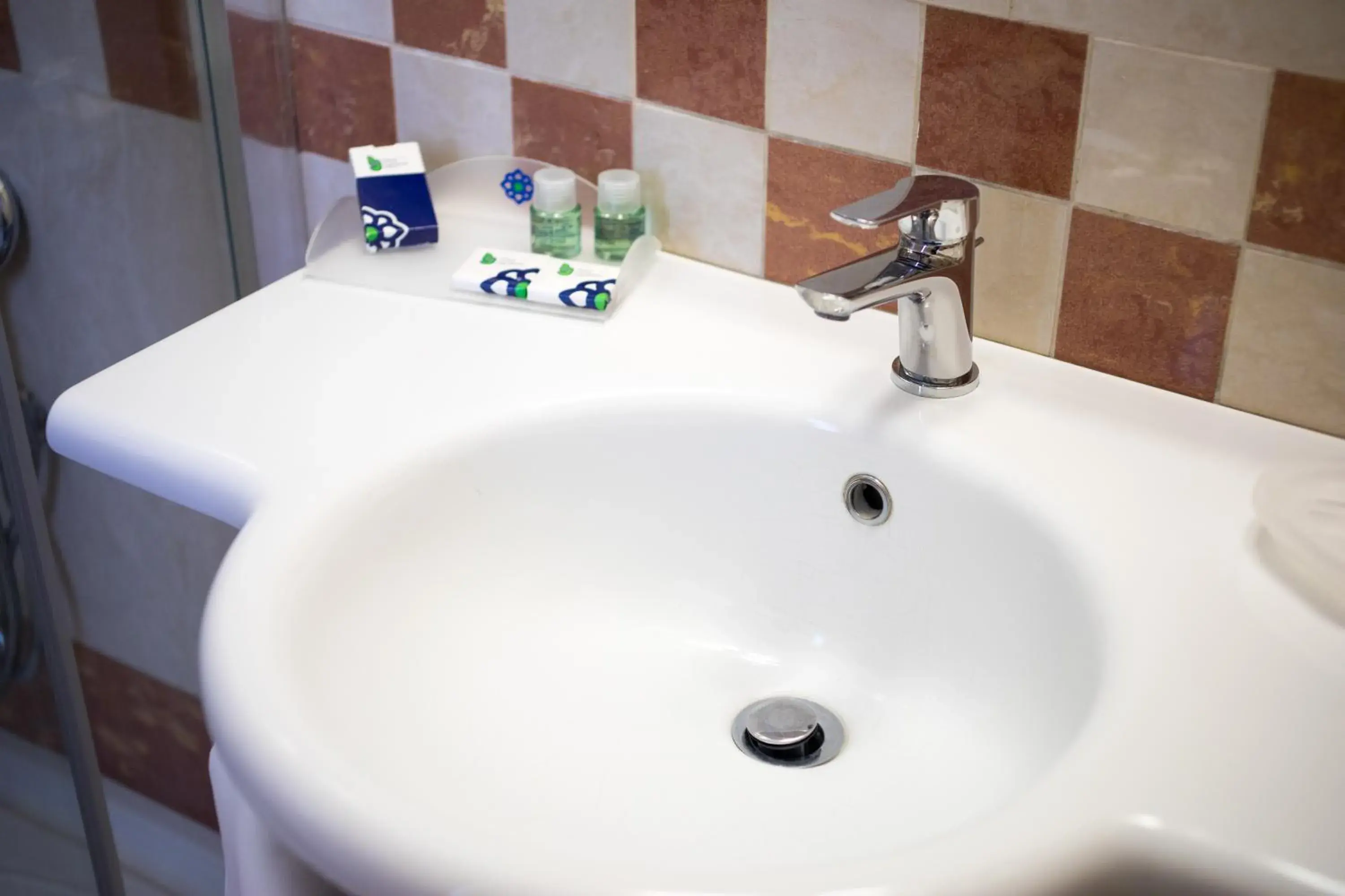Bathroom in Comfort Hotel Gardenia Sorrento Coast