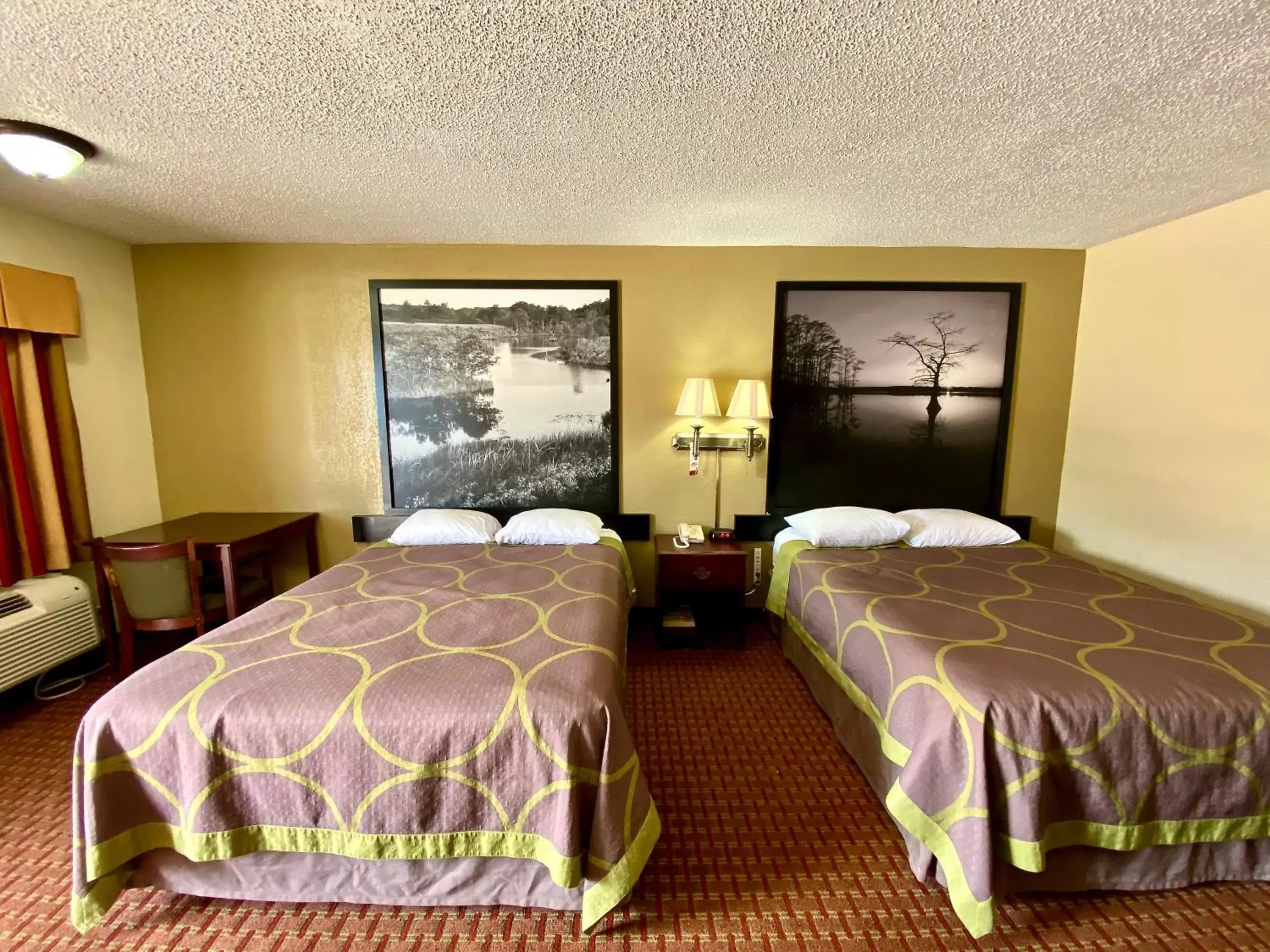 Bedroom, Bed in Super 8 by Wyndham Shawnee