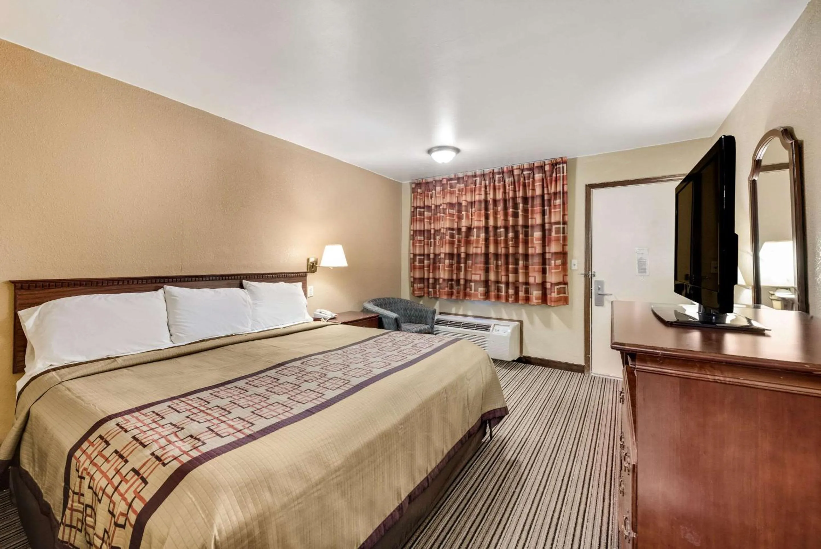 Photo of the whole room, Bed in Rodeway Inn Columbus West