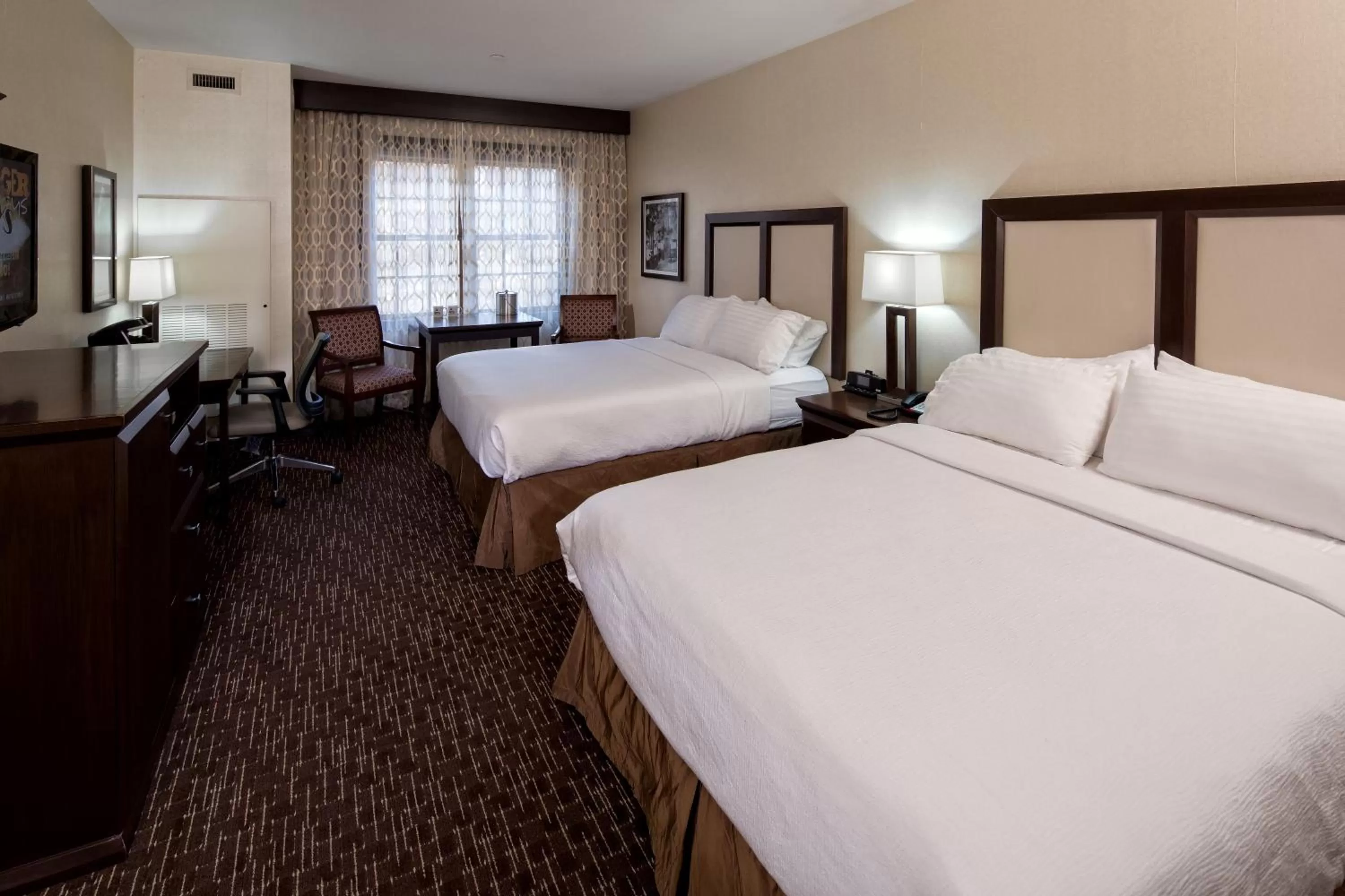 Photo of the whole room, Bed in Holiday Inn Resort Deadwood Mountain Grand by IHG