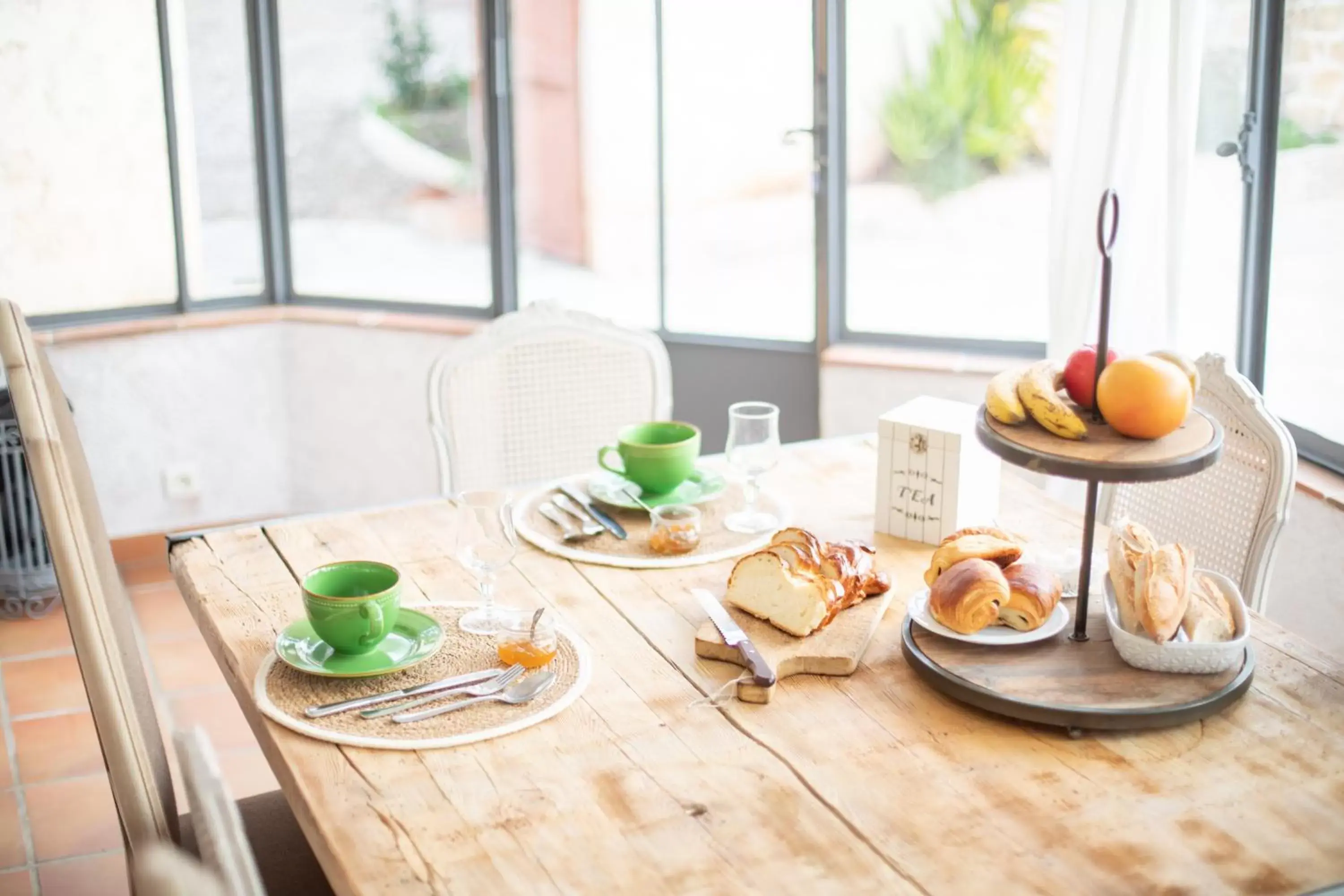 Food and drinks, Dining Area in La Bastide du Mûrier