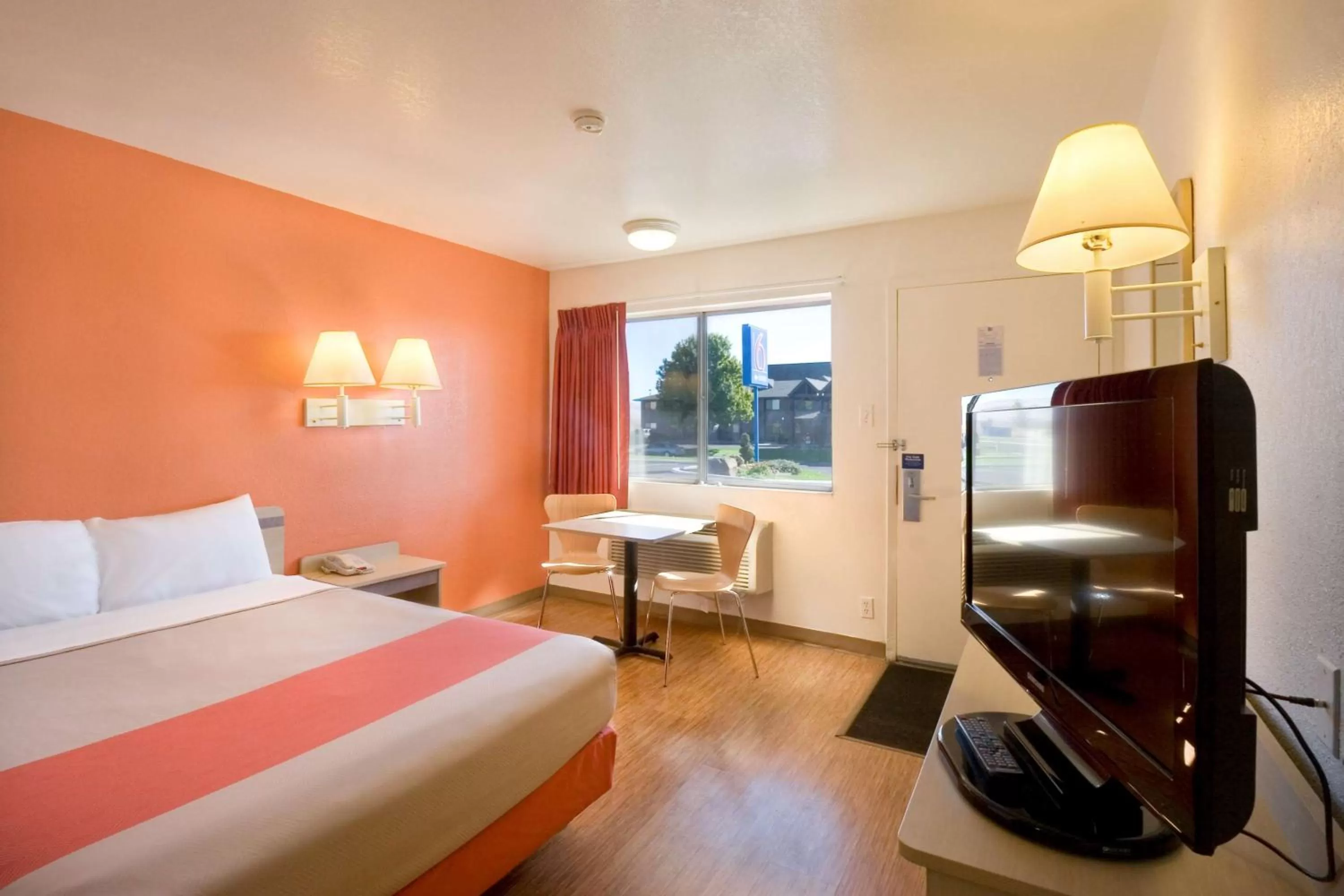 TV and multimedia, Bed in Motel 6-Pendleton, OR