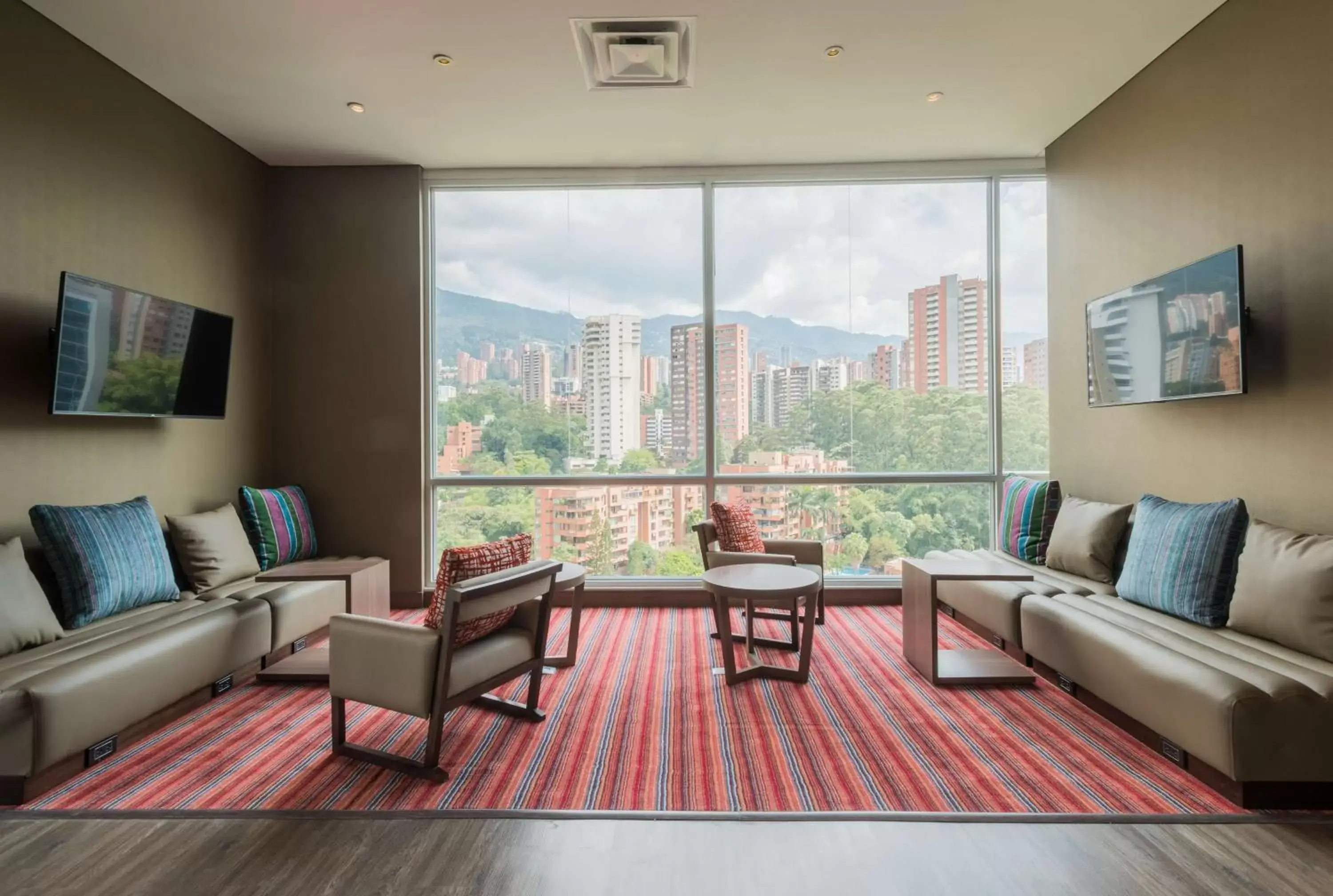 Lobby or reception, Seating Area in Hampton by Hilton Medellin