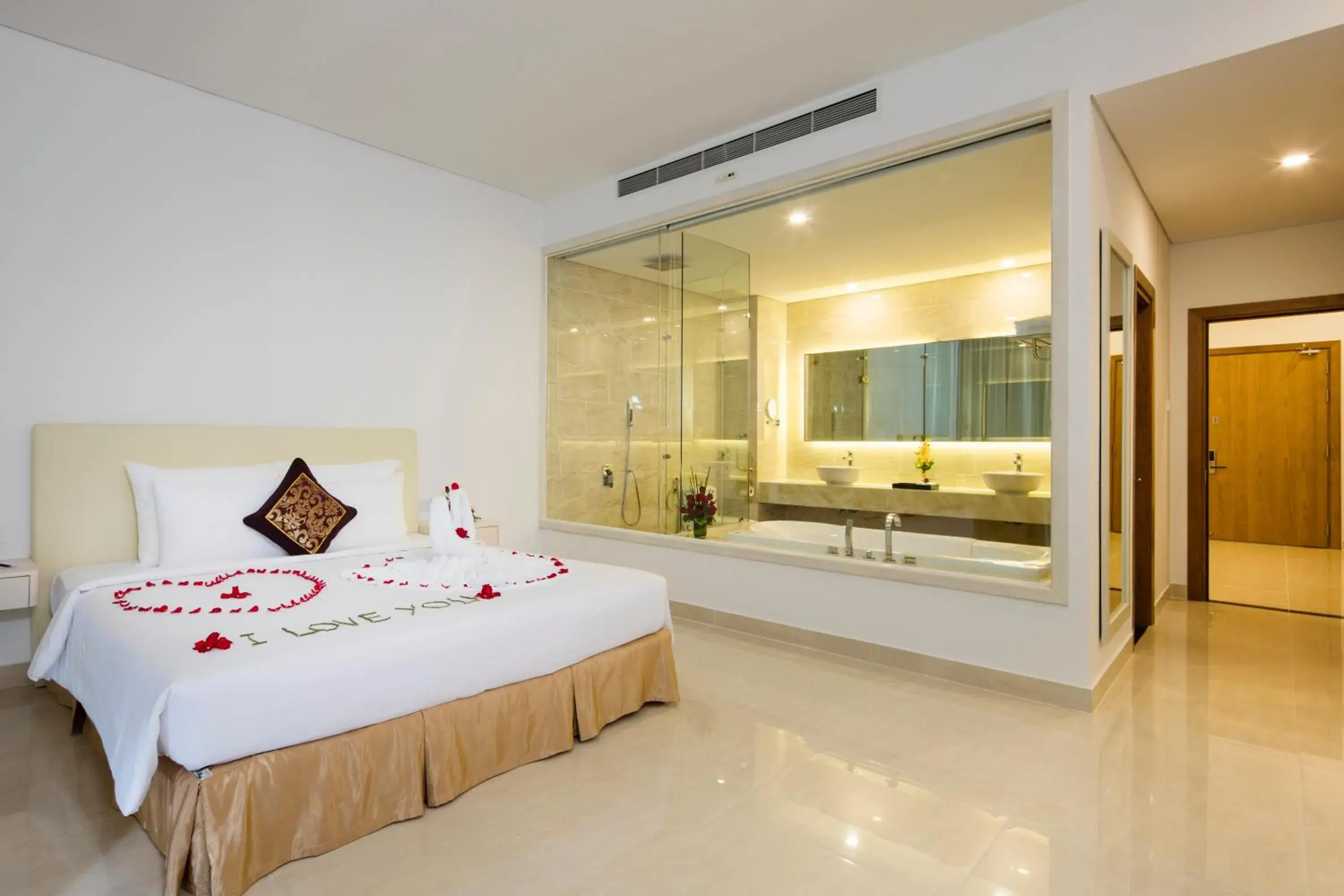 Bedroom, Bed in Diamond Bay Condotel Resort Nha Trang