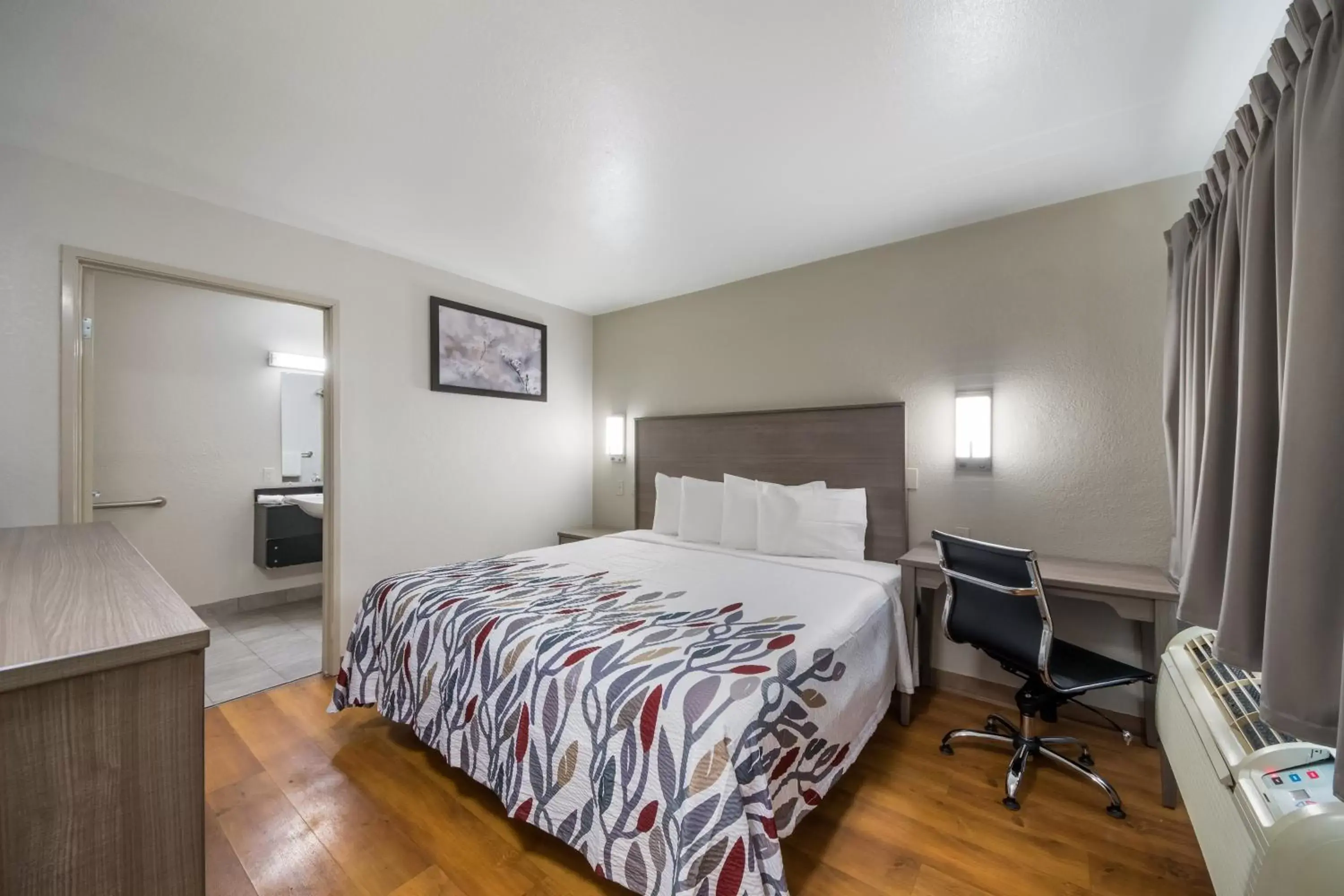 Photo of the whole room, Bed in Red Roof Inn San Antonio E - near AT&T Center