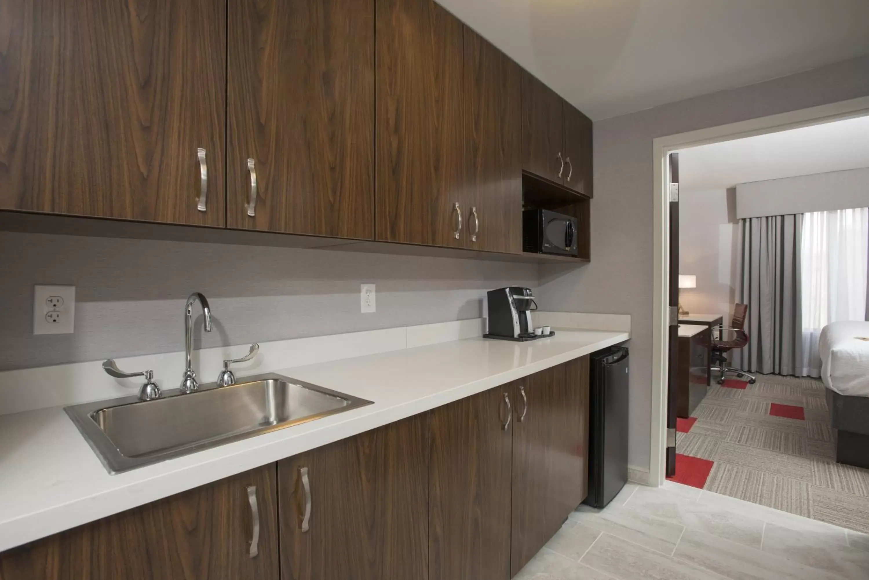 Photo of the whole room, Kitchen/Kitchenette in Holiday Inn Hotel & Suites Cincinnati Downtown, an IHG Hotel