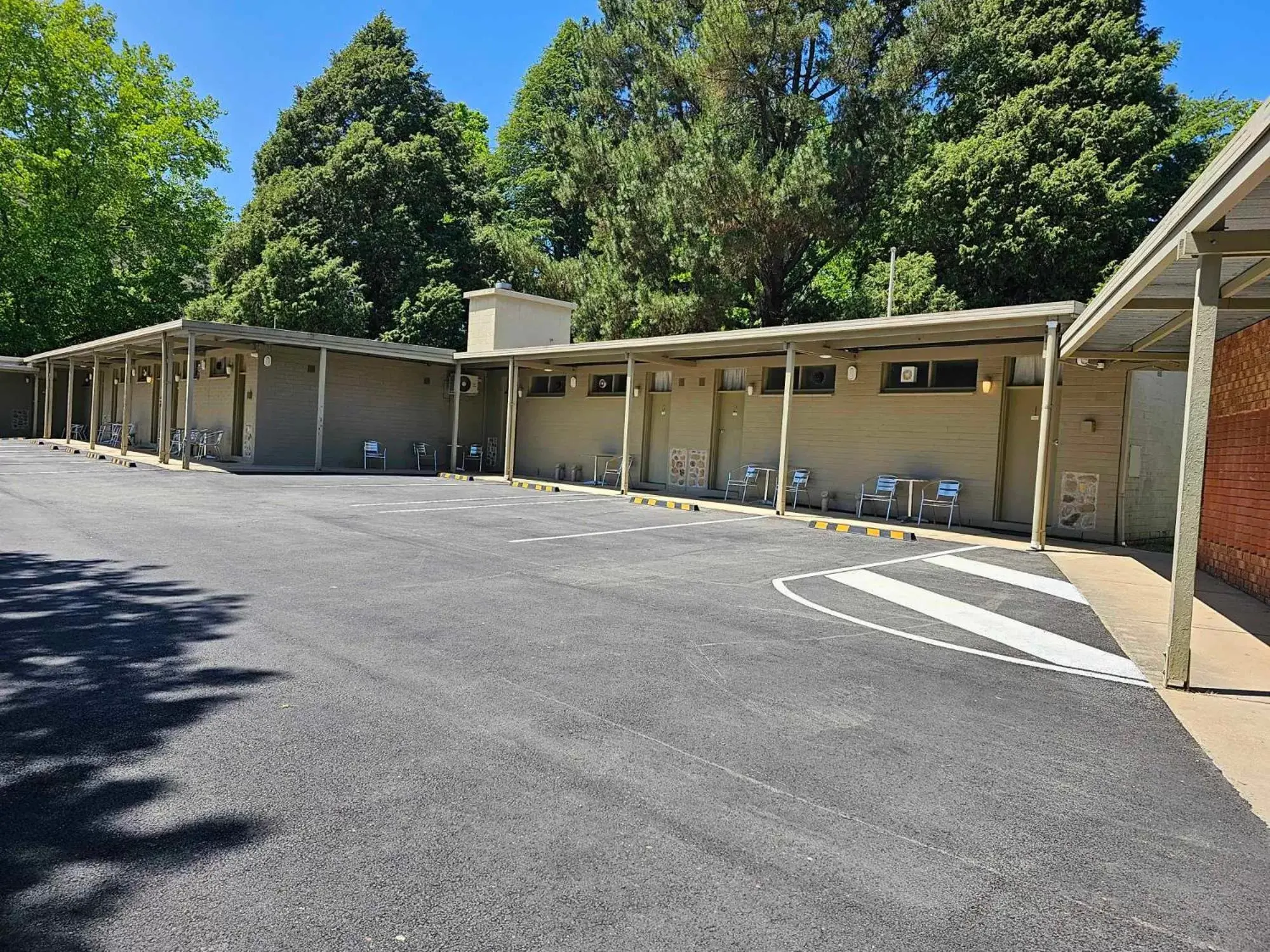 Parking, Property Building in Bright Motor Inn