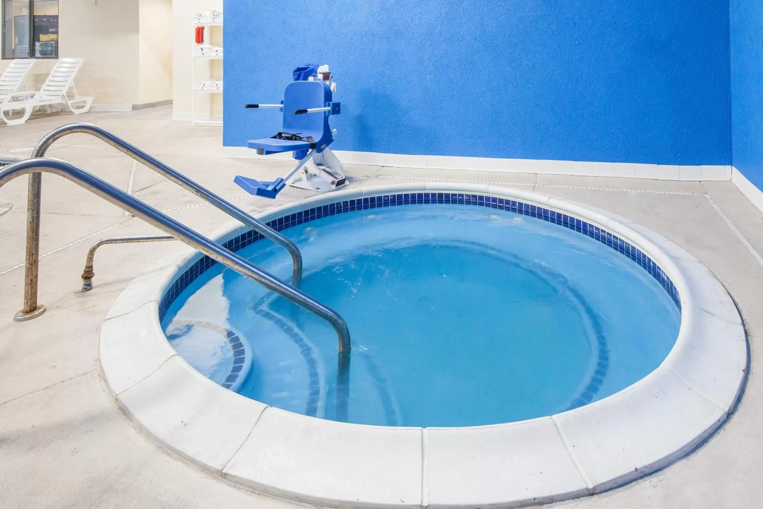 Hot Tub, Swimming Pool in Days Inn by Wyndham Miami