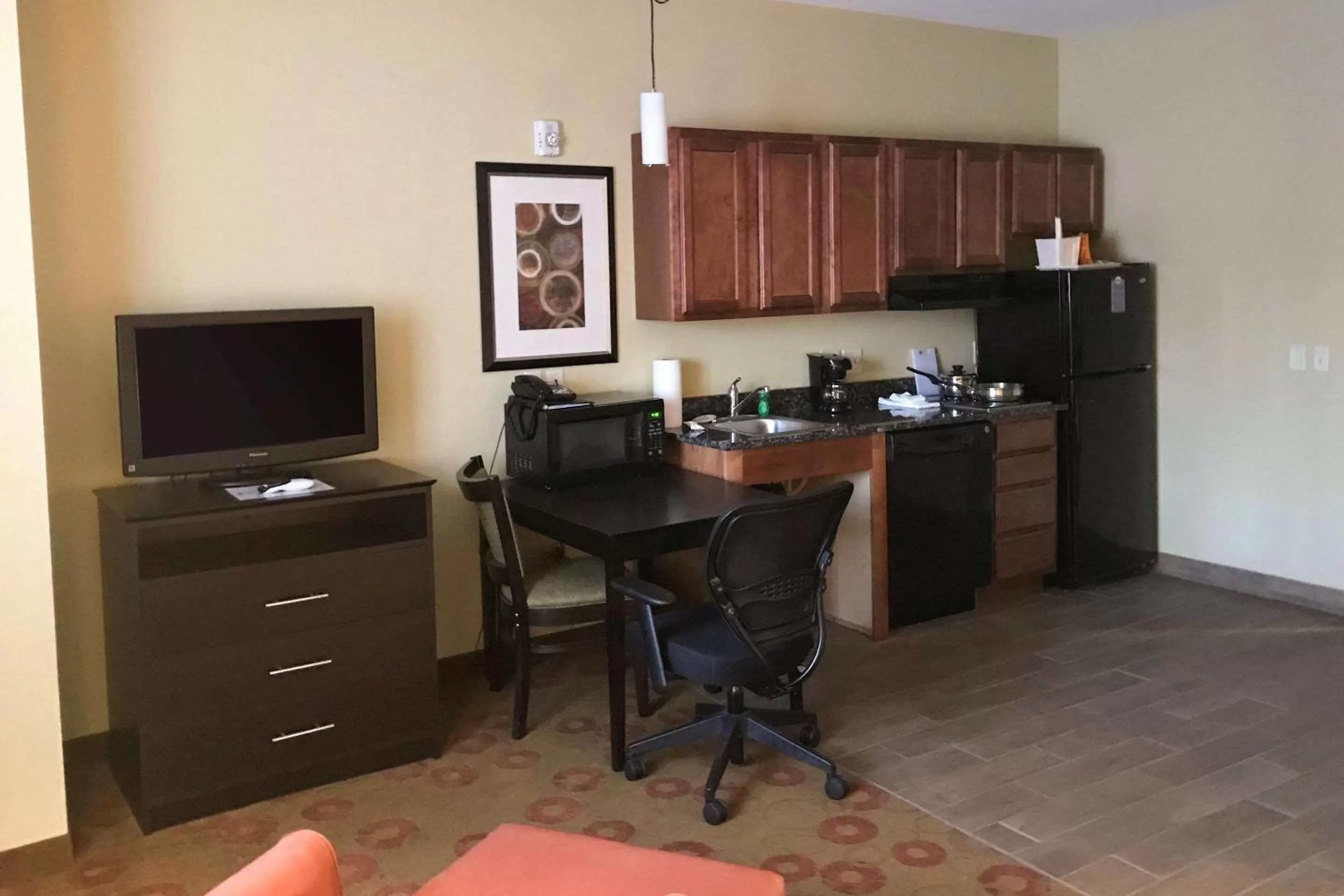 Photo of the whole room in Suburban Studios Cedar Falls