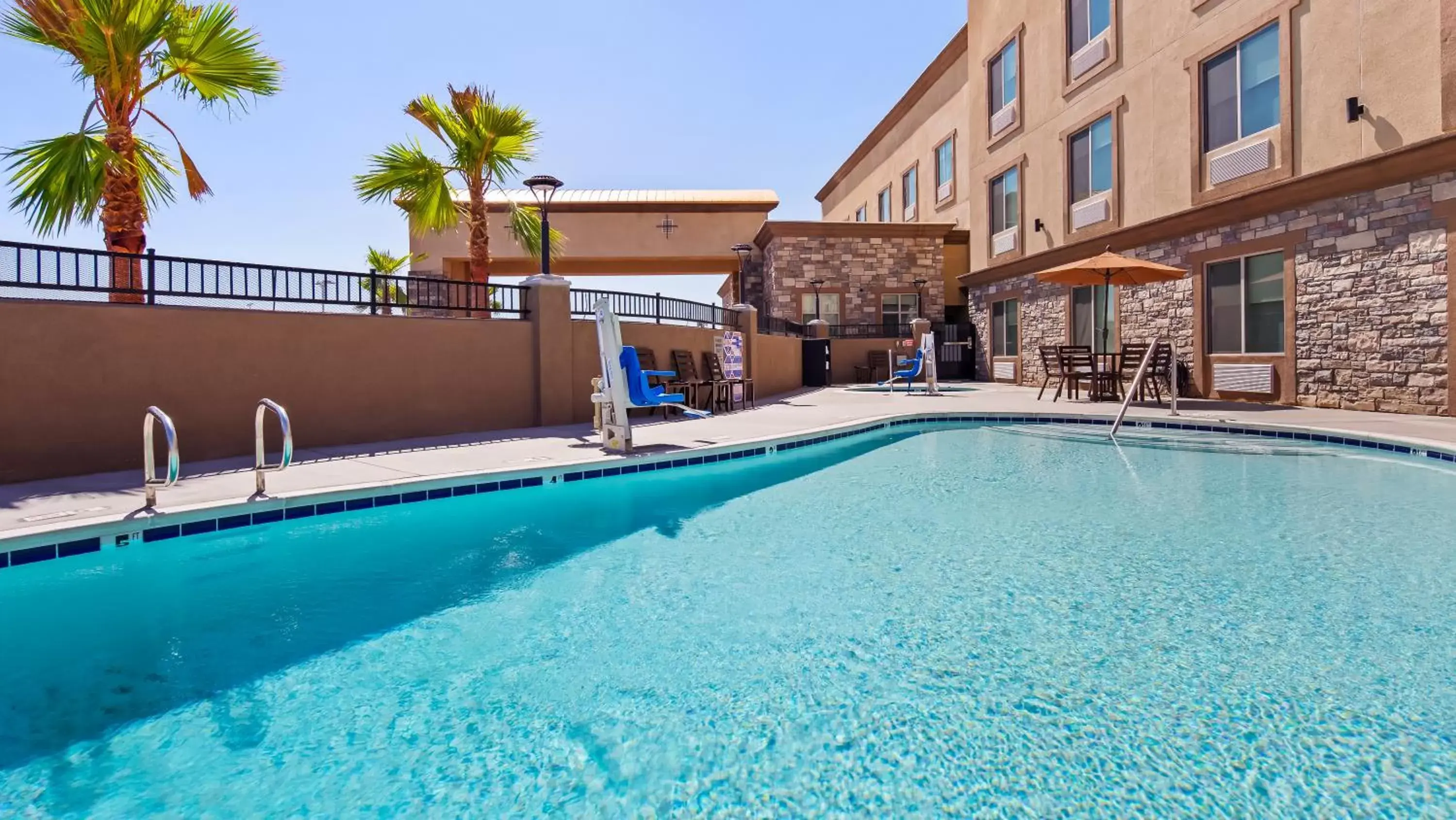 Property building, Swimming Pool in Best Western Plus New Barstow Inn & Suites