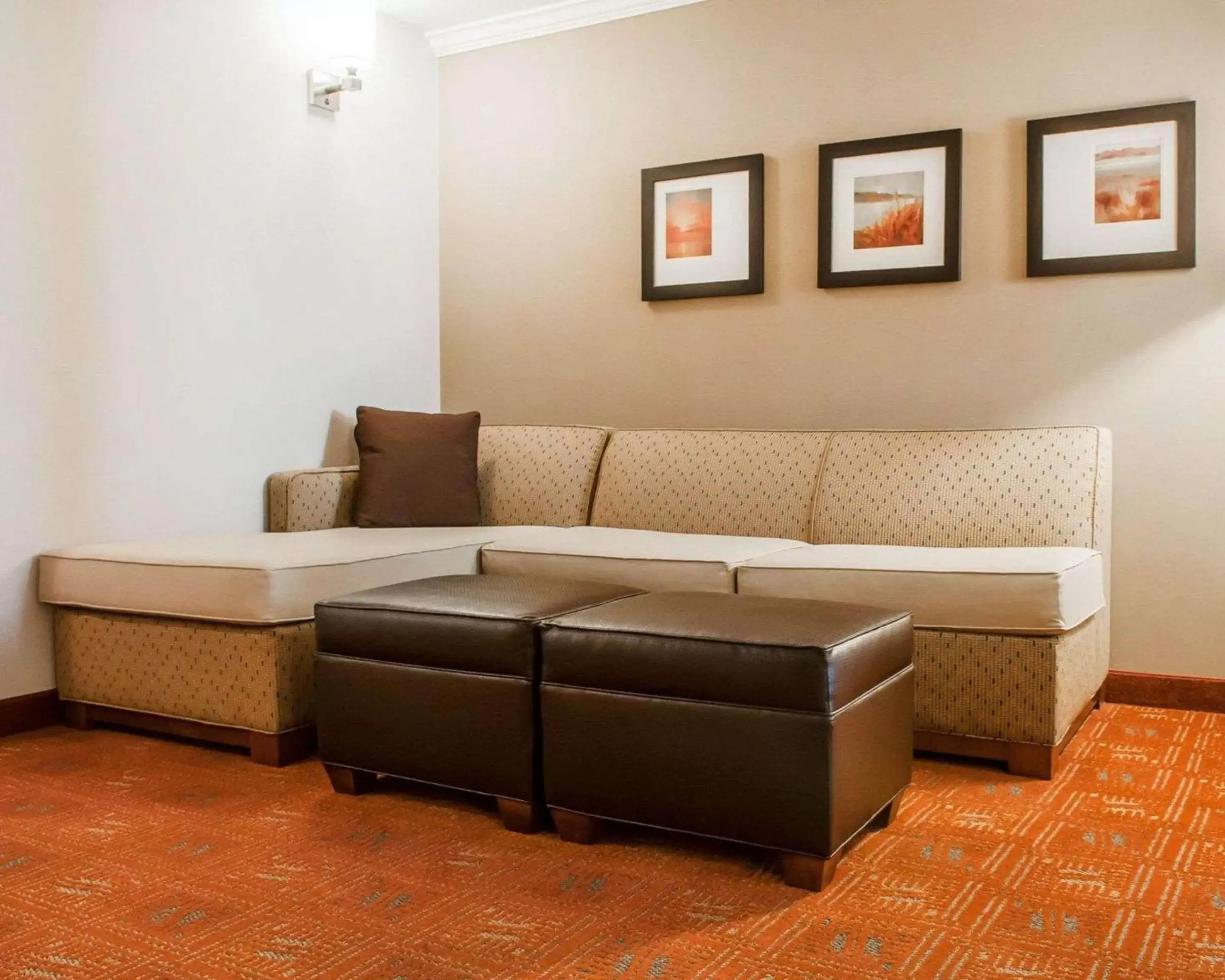 Bedroom, Seating Area in Comfort Suites Farmington