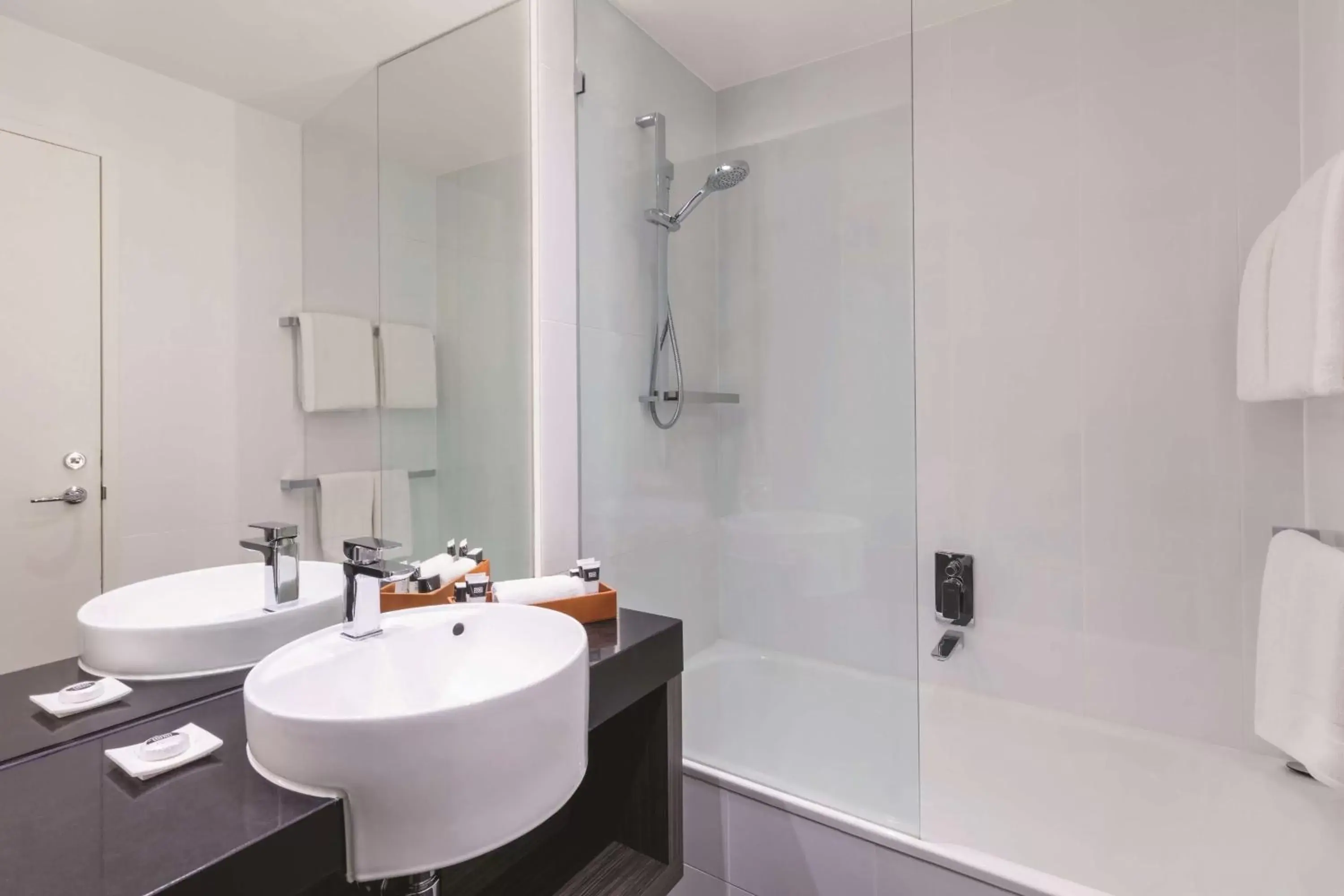 Shower, Bathroom in Adina Apartment Hotel Melbourne