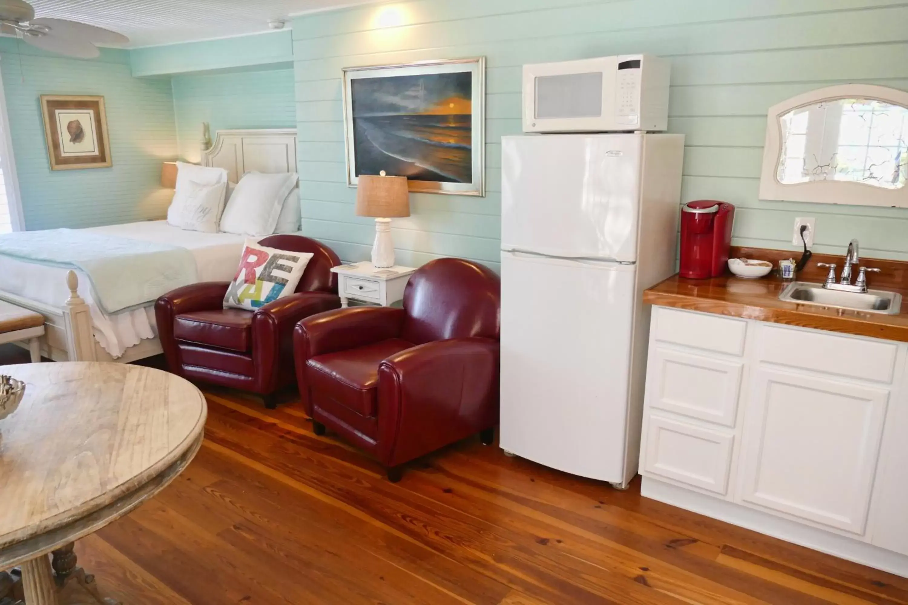 Seating area, Kitchen/Kitchenette in Beachview Inn and Spa